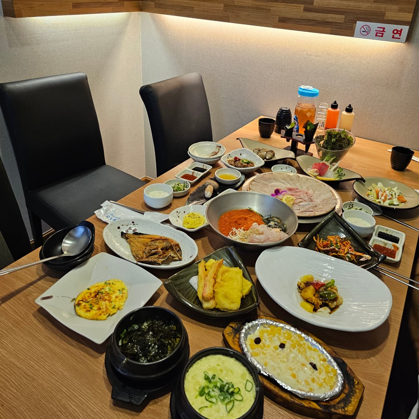 대구 스끼다시 잘 나오는 횟집 1등 💘
대구 봉무동 횟집 한상바다 🌊💙
2인 모듬회 시켰을뿐인데 진짜 한상 가득 차려짐ㅠㅠ
아이들 좋아하는 계란찜, 콘치즈, 치즈계란찜, 튀김까지!
능성어구이에 참치회도 스끼라니....ㅎ💛
신선하고 쫄깃한 회 퀄리티는 말할것도 없고~~~
해삼들어간 특물회  한그릇 먹으면 더위 싹 날아감 ㅎㅎㅎ
#대구이시아폴리스맛집
#대구봉무동맛집
#이시아폴리스횟집
#대구한상바다