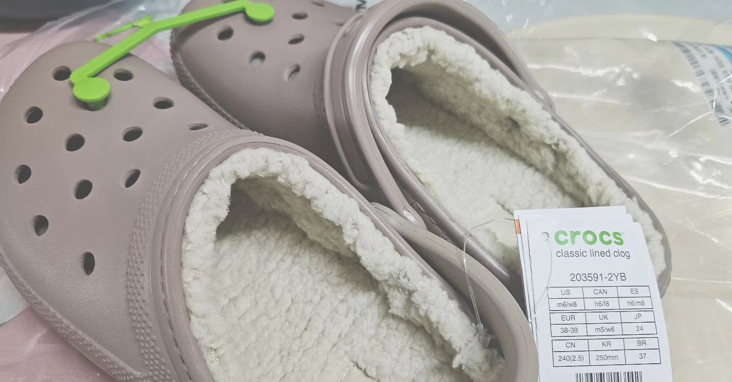 🍄‍🟫🤎 베이지는 아니고 진짜 브라운 머쉬룸 너낌!! 정사이즈했더니 완전 딱 맞아서 다음에 산다면 한사이즈 업할듯🫠 250인데도 발작아보이는거 같고 여튼 이제 겨울 사무실 실내화는 너닷!! 🥰 이제 지비츠 사야징🫢
#공구구매 #크록스 #클래식라인드 #머쉬룸화이트  #털신 #겨울맞이 #신발 
lyj.lpd