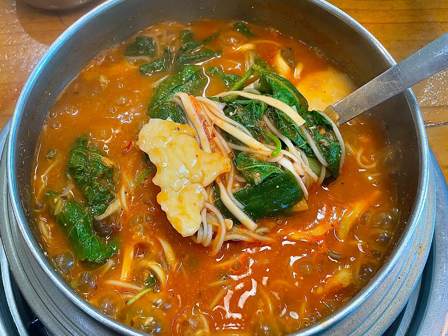 ‘청산어죽‘
인생 어죽과 도리뱅뱅이를 맛볼 수 있는 곳

파주 대표 맛집으로 다양한 티비프로그램에서 소개 된 곳
파주에 자주왔지만 항상 웨이팅이 많다고 들어 평일에 여자친구와 방문

밥시간이 아닌 평일에 방문했는데도 웨이팅이 있었고
가게 카운터에서 이름/인원수/추가 메뉴를 말하면 웨이팅이 등록된다.

기본적으로 인원수만큼 어죽이 주문되고,
우리는 이곳의 대표 메뉴중 하나인 도리뱅뱅이를 추가하여 주문
 
🍳 청정 자연에 서식하는 자연산 민물고기를 통째로 장시간 고아낸 진~한 육수에 직접 반죽한 손수제비와 면사리, 밥과 함께 제공되어 취향에 맞게 다양한 맛으로 즐길 수 있는 청산어죽, 정말 고소 담백하고 깻잎이 듬뿍들어가 향도 너무너무 좋다 국물이 정말 일품 
🍳 감칠맛 나는 특제 고추장 소스와 고소한 생선 살이 어우러져 내는 맛이 일품인 도리뱅뱅이. 뭔가 바삭바삭하면서도 육즙이 터지는 신기한 맛 진짜 세상맛있다 이거 안먹으면 무조건 후회 할 맛 함께나오는 고추 마늘 깻잎과도 다 잘 어울린다 

청산어죽의 경우 민물고리를 푹고와 고단백 건강에 좋은 보양식이며
도리뱅뱅이의 경우에도 맛도 좋은데 뼈째 먹어 칼슘보충 효능도 좋다고 한다
정말 민물고기가 이렇게 맛있었다니 이제 안게 후회가 된다 😂

어른들의 어릴적 냇가에서 천렵하며 끓여먹었던 
영양가 넘치는 향토음식을 어죽이라고 한다고 한다.
태어나서 처음 먹어보는데 정말 앞으로도 자주 오게 될 것 같은 곳 🤩

육수와 면사리 공깃밥은 무료로 리필가능하나,
리필시 음식을 남기면 비용이 추가되니 주의 필요!

주차장의 경우 제1주차장과 맞은편에 바로 제2주차장이 있으니 참고하세요 👏

#CherryEatLegend

<메뉴>
청산어죽(1인) : ₩ 10,000
도리뱅뱅이 : ₩ 12,000

<장소>
경기 파주시 돌곶이길 99 청산어죽

#파주맛집 #파주여행 #헤이리마을맛집 #파주롯데아울렛맛집 #파주신세계맛집 #헤이리마을맛집 #파주프로방스맛집 #생방송투데이 #맛있는녀석들 #생생정보 #생방송오늘저녁