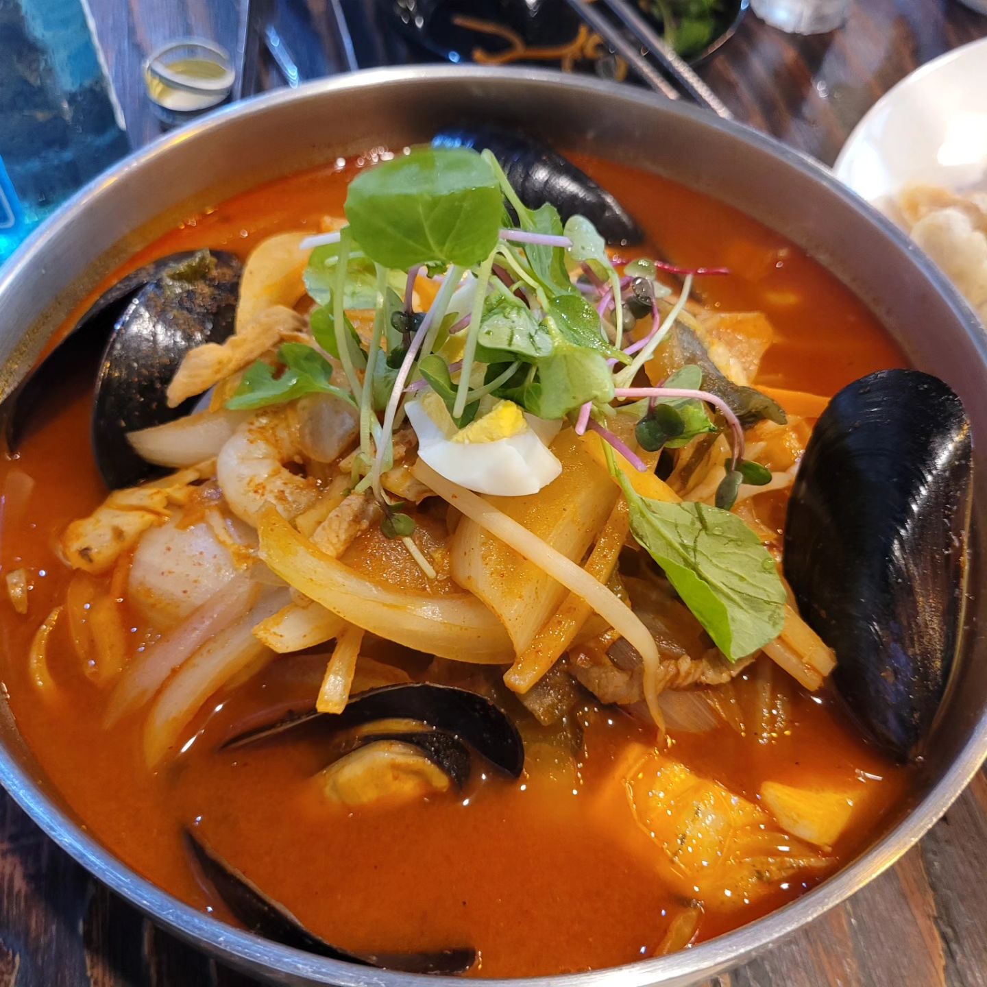 대구 달서구짬뽕맛집 귀신짬뽕 상인점에 다녀왔어요~
4인 가족이 가서 양파 탕수육, 유니짜장면 곱배기, 
귀신짬뽕 곱배기, 야끼우동 이렇게 주문해서 먹고 왔는데요.
양 많고 맛이 좋아서 배부르게 잘 먹고 왔습니다 ㅎㅎ
다음에 또 방문할까 해요^0^

#대구달서구짬뽕맛집 #귀신짬뽕