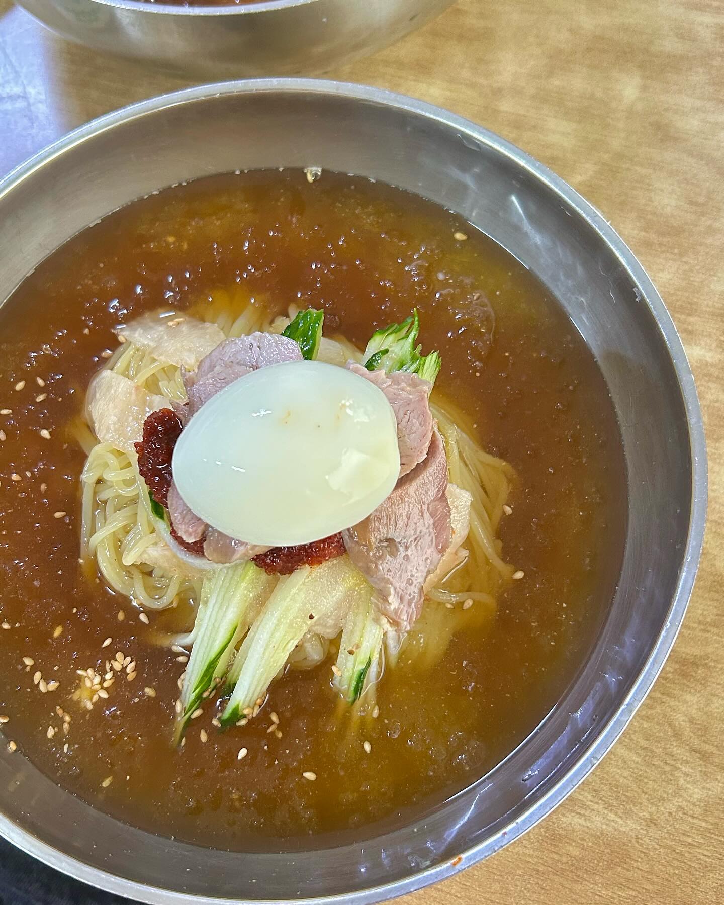 메뉴🍽️. 일미밀면

휴가때 부산에 가서 시원한 밀면 먹고 왔어요!!🧊

비빔면 먹을까 고민했는데
너무 더워서 밀면으로 먹었어요. 

일미밀면은 육수에 한약재를 넣어서 
독특한 맛을 느낄수 있어요!
그리고 독특하지만 한약재향이 강하지 않아서 
대부분 사람들 다 좋아할 맛이에요. 

면발은 탱글탱글하고 
저는 수육을 안 먹었지만 수육과 
같이 먹어도 맛있을 것 같아요👍🏻

가게가 넓지 않아서 웨이팅을 할 수도 있어요❕

tmi이지만
이때 밀면 대를 먹지 않아서 후회할 정도로 맛있는 곳이에요. 

부산 여행가시면 꼭!!! 가보세요😉

✔️ 주소: 부산 중구 대청로99번길 3 6통1반
✔️ 월~토: 11:00 - 19:00(일:정기휴무) 
✔️ 밀면: 7,500

#부산 #부산맛집 #밀면 #맛집추천 #부산여행 #부산여행코스 #점심 #오늘뭐먹지 #메뉴추천 #일상 #먹스타그램 #먹스타 #먹스타맞팔 #먹팔 #먹팔맞팔 #선팔하면맞팔 #좋아요 #먹소통