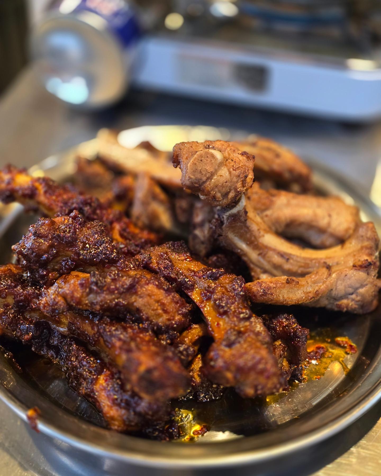 #협찬

오랫만에 쭈비아빠랑 둘이 데이트 타임ㅡ♡
결혼 전에 자주 갔었던 서면 등짝,
확장도 하고 맛도 업그레이드 되었다고해서
바로 고고씽!!

직원분들이 너무 친절하신데다 진짜 오랫만에
먹는 등갈비라 입에서 살살 녹더라구요.ㅎ

소금 구이, 양념 구이 두가지 모두 맛보는게
좋아요.

초벌구이가 되서 나오기 때문에 편하게 먹을 수
있답니다.

#서면맛집
#서면쪽갈비
#서면등갈비
#등짝
#서면등짝
#서면쪽갈비맛집
#부산매운갈비찜
#서면매운갈비찜
#서면술집
#서면회식장소