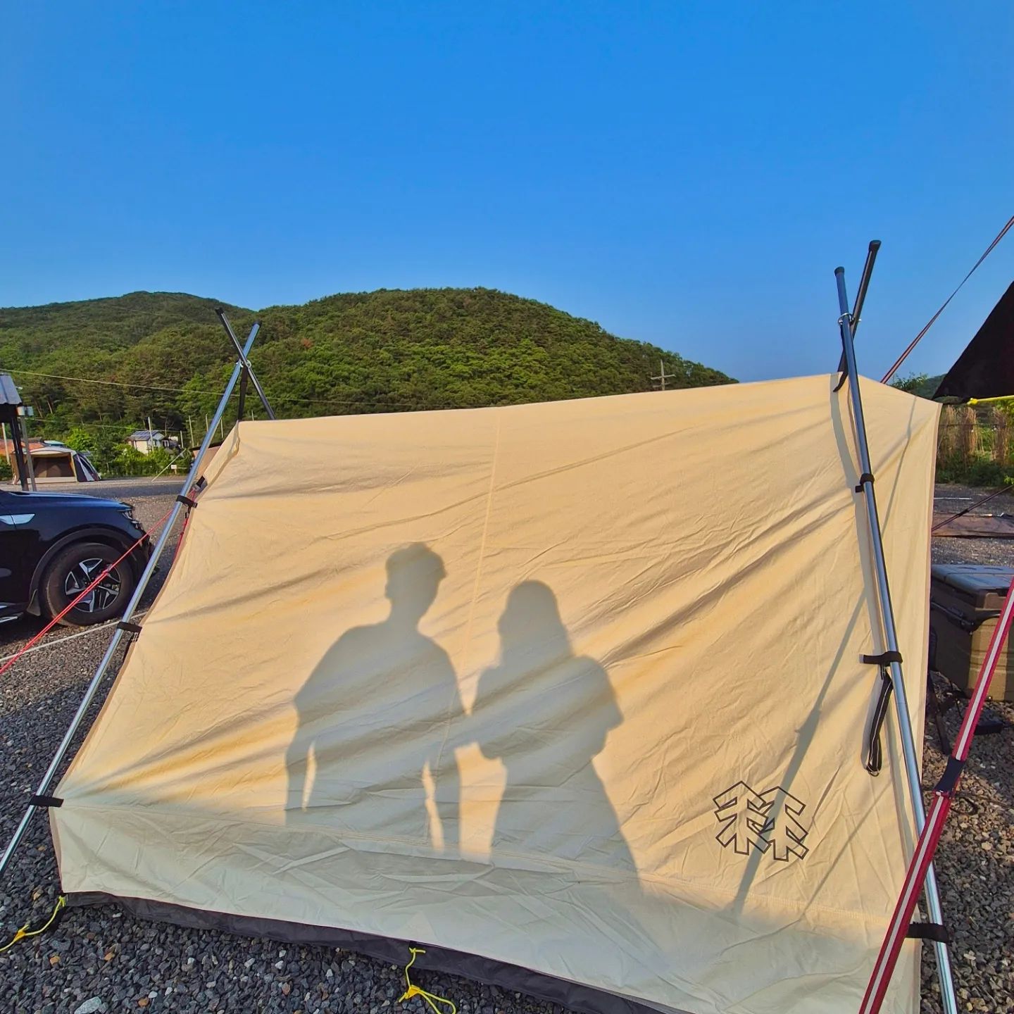 ⛺️ 47번째.
🔥 역대급으로 넓었던 사이트(8.5×11m)와 공용 화롯대가 있어 단체 불멍이 가능한, 캠핑장이 참 깨끗했던 #하이스토리캠핑장
🏖 우리의 10년 전 추억이 있는 곳 근처에서 초여름 캠핑
🏕 첫 피칭이자 마지막 피칭이 되어버린 코오롱 면텐트 오두막 5.5
🥶 춥찔이인거 깜빡하고 기모랑 담요 안챙겼다가 추워 얼어 죽을뻔. 침낭이 살렸다. (15°)
🥓 소꼬리ㆍ아롱사태 수육/술국, 삼겹살, 닭발, 유부 어묵탕, 라면, 양송이 스프.
