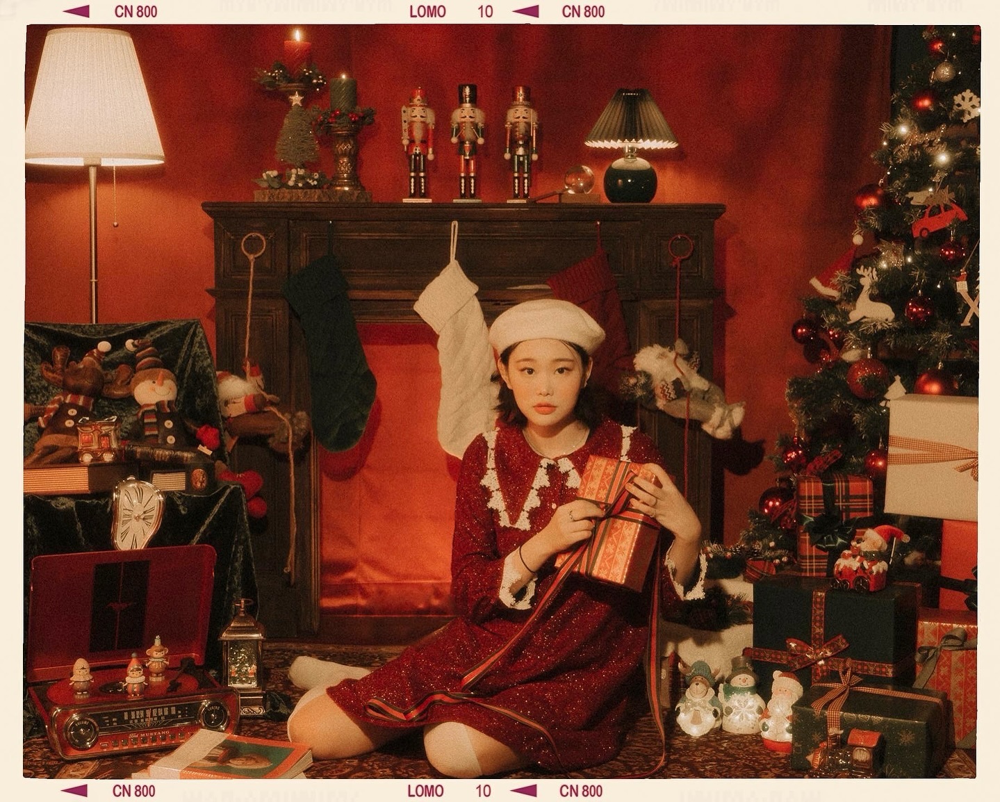 시머의 클스마스가 돌아왔습니다 🎄

명예 직원으로서 모델과 프레임 제작에 참여했어요. 많관부🥺
3년 만에 새 컨셉도 준비 갈 완료. (그치만 아직은 비밀)

11월 15일부터 예약 가능하니, stayed_studio 프로필 링크에서 확인하세요 :)