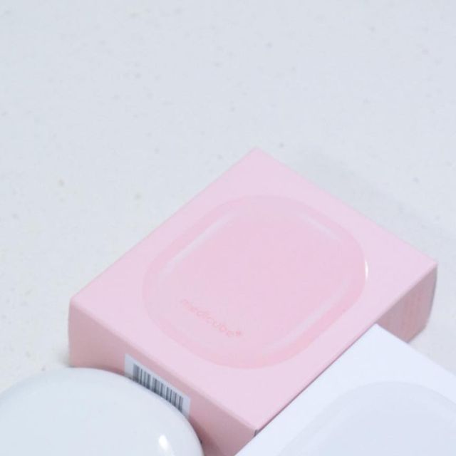 소희 뷰티 on Instagram: "#광고 NEW #메디큐브 프로 글루타치온 쿠션✨ 화이트 - VELVET / 핑크 - GLOW 효과가 좋은 브랜드로 유명한 메디큐브 조약돌 느낌의 케이스로 탈바꿈하며 확실한 세대교체를