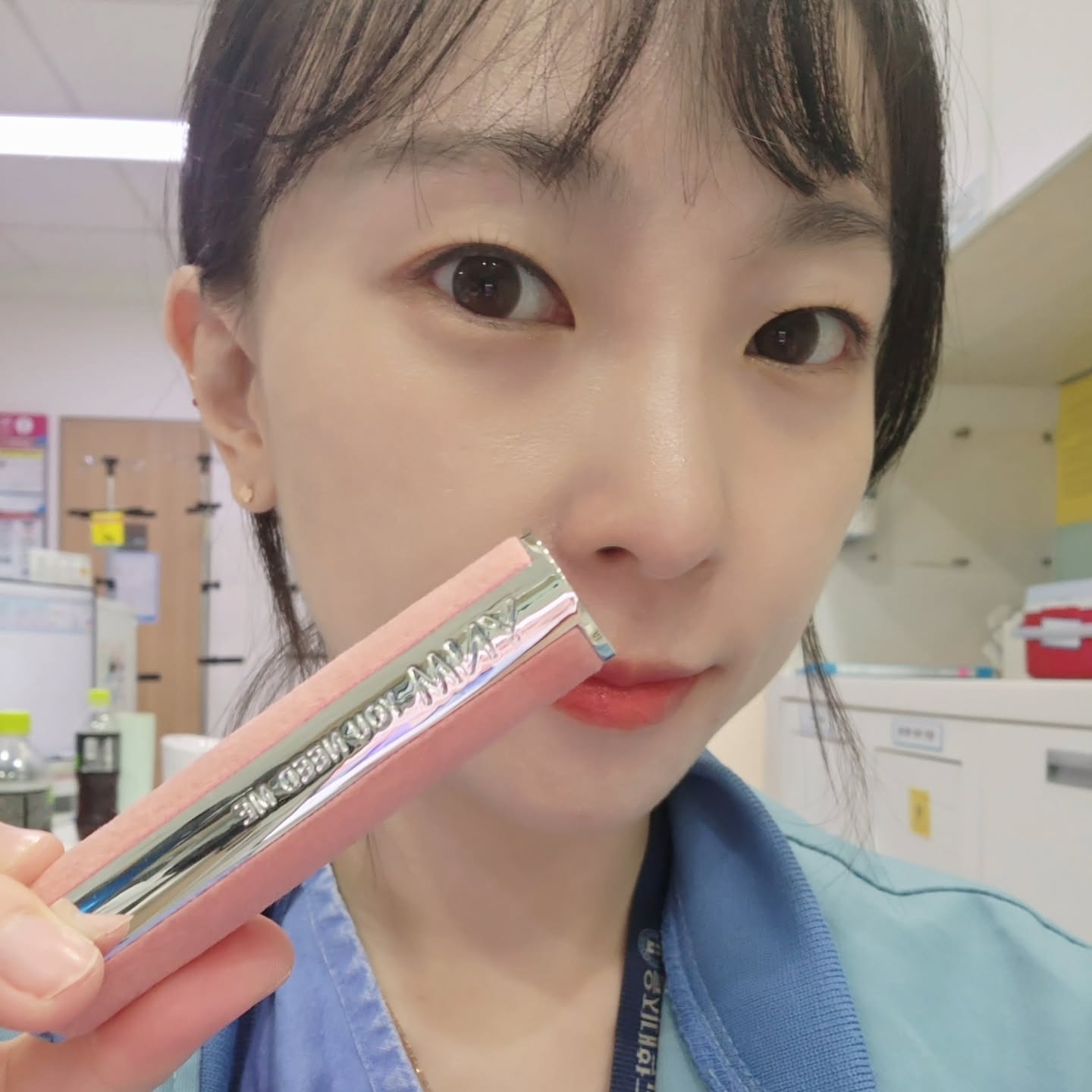 🤫YNM에서 또 엄청난 글로스 밤이 나왔어요
  YNM 신상 립스틱 🫣 캔디 글로스 밤🥰

YNM 캔디 글로스 밤 06번 코코넛쉘🥰
YNM 1+1 행사기간으로 지금 구매하시면
1개 가격으로 2개를 겟 할 수 있어요😘
거기다가 실리콘 립 브러쉬까지 증정!

버터밤 텍스처로 바를때 너무
부드럽고, 보습은 말할것도 없어요🐷
과해보이지 않는 자연스러운 발색과
부드러운 발색으로
탱글 탱글한 알사탕 입술 연출이
가능한 YNM 캔디 글로스 밤 06♥️♥️♥️
YNM 캔디 글로스 밤 총6가지
색상이 준비되어 있으니 확인하세요!
♥️♥️♥️♥️

#협찬
#YNM, #YNM립밤, #멜팅밤, #틴트밤, #캔디글로스밤, #ynm신제품, #멜팅밤, #립스틱, #립밤, #신상립스틱, #컬러립밤