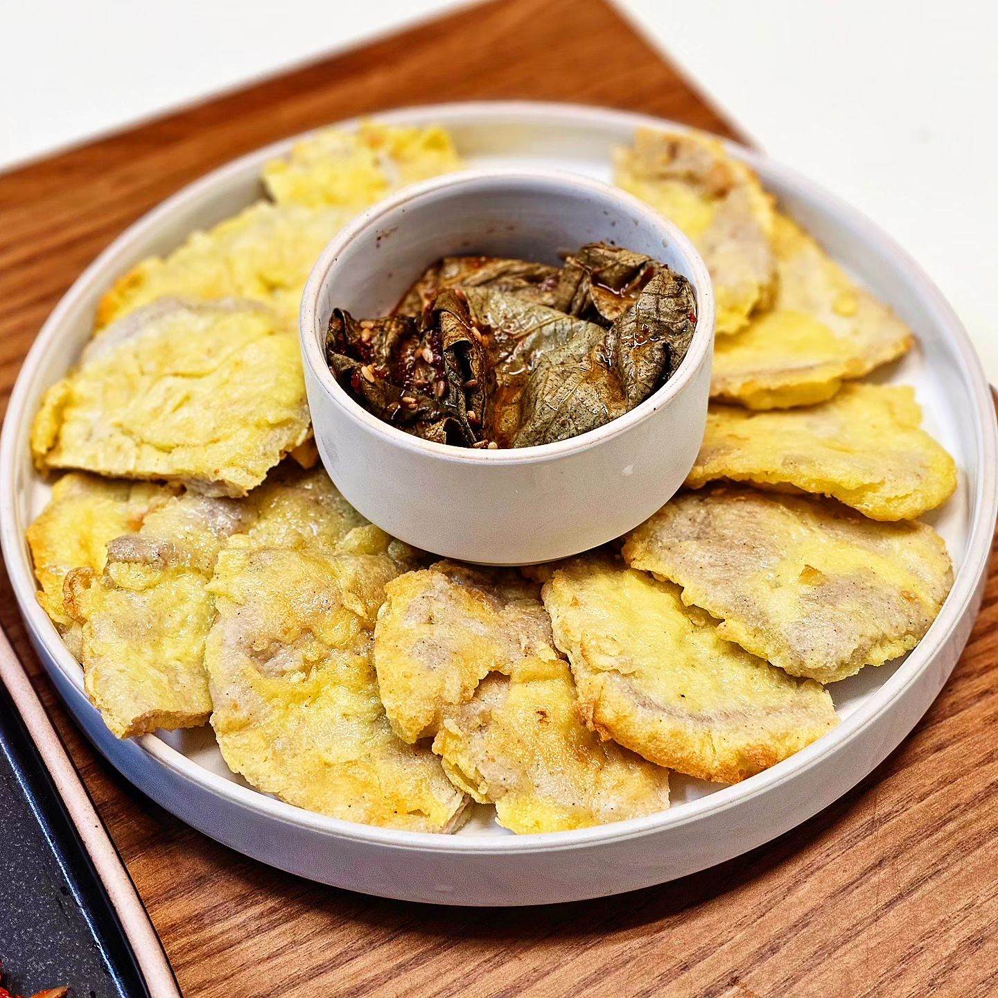 #협찬 #간편육전

saongwon_kfood

저희집은 예전부터
소고기 육전보다
돼지고기 육전을 좋아했어요.

그런데 사옹원에서
한돈 육전이 나왔다고 하더라구요?
솔직히 손이 많이 가니까
집에서 육전 잘안굽거든요 ㅠㅠ

그런데 모두 구워져서
냉동되어 1kg나 오니까
비오는날 꺼내서 간단하게
술안주로 먹기도 딱이고
저는 밥반찬으로 완전 좋더라구요

요즘 도시락 반찬으로
잘 싸들고 다니네요 !

저는 팬에 뭘 굽는걸 좋아하지 않아서
가능하면 에어프라이어에 돌리는데
사옹운 육전도 에프에 돌리니
정말 너무 간편해서 더 좋았어요 !

담백하면서 고소한맛이 가득한
사옹원의 한돈육전
개인적으로 깻잎 짱아찌나
그냥 김치랑 너무 잘어울려요!!

생각보다 1kg 정말 많아요~
짐승용량의 냉동 전이 필요하셨다면
정말 강추해봅니다.

#에어프라이어요리 #간편육전 #간편안주 #사옹원 #간편안주 #캠핑요리 #캠핑음식 #간식 #명절전 #간편간식 #육전 #냉동전 #냉동육전 #냉동식품추천 #냉동식품맛집 #한돈육전 #고기전