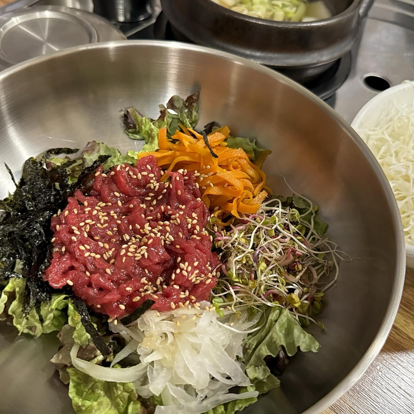 오성집 대전 시청점의
육회비빔밥과 소국밥의 
기가 맥히는 조합🧡

육회가 이렇게나 많이 들어가다니!!
혜자스러운 육회덮밥과
고기가 부드럽게 입에서 녹아 없어지고,
시원한 국물에 밥 두공기 말아먹으면
속이 든든~하고 잠도 잘온다구요!😚

#오성집 #대전맛집 #둔산동맛집 #대전밥집 #먹스타 #먹스타맞팔 #먹스타그램 #대전데이트 #둔산동 #국밥 #국밥스타그램
