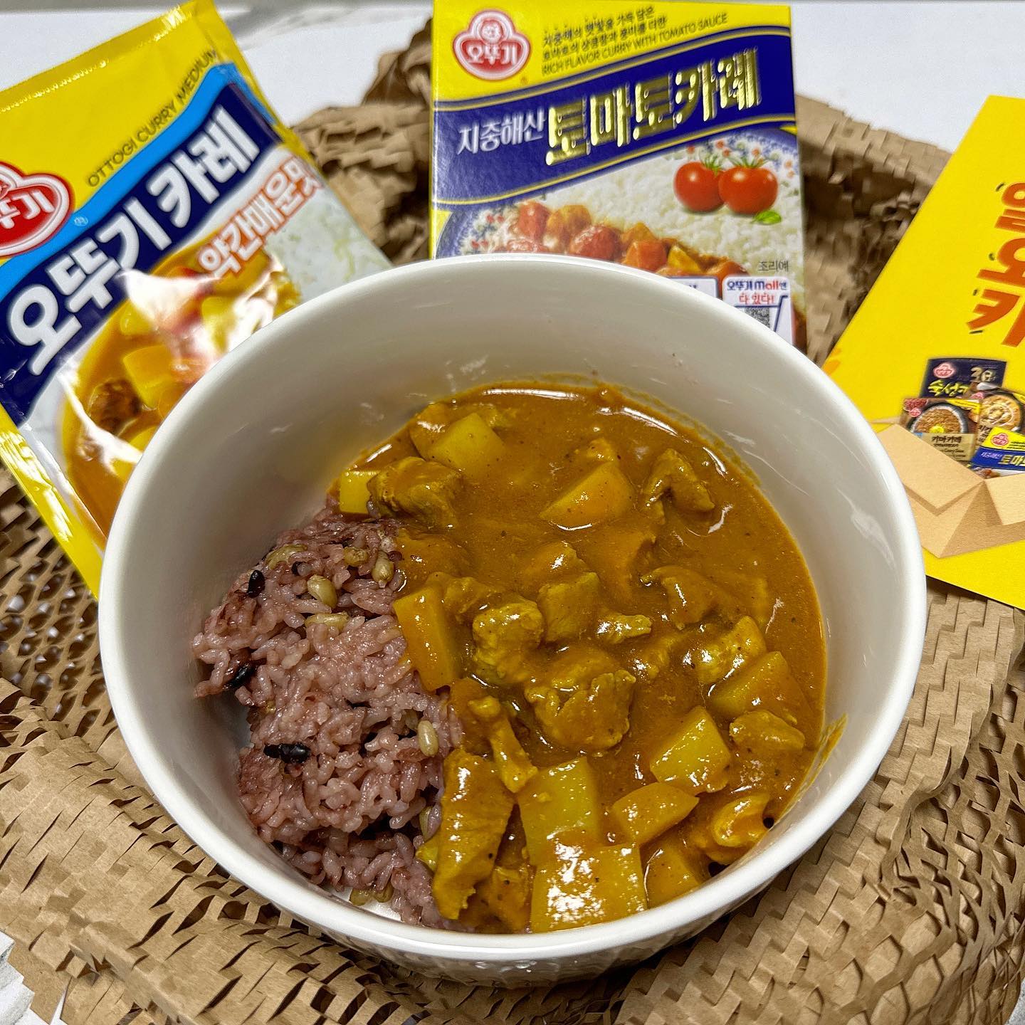 #제품협찬 🏷️오뚜기 카레

일요일은 오뚜기 카레 먹는날~🍛
일요일마다 뭐먹을지 항상 고민이시죠?
저는 이번에 오뚜기 카레 구독 체험단에 선정되어서 
제공받은 오뚜기카레로 맛있는 주말 보냈답니다🥰

.

오뚜기 카레와 지중해산토마토카레 2종을 제공받았어요
오뚜키카레 분말형은 오뚜기 대표 카레로 우리한테 익숙한 그맛!
열대지방의 천연향신료로 만든 정통 카레의 맛이에요🍛
지중해산 토마토카레는 지중해에서 자란 토마토의 감칠맛과 
은은한 붉은 빛깔을 띄는 카레였어요👍🏻

저만의 요리 스타일로 토마토 카레 꿀조합을 만들어봤어요
첫번째. 무조건 감자 듬뿍이쥬! 
그리고 저는 소고기가 아닌 찌개용 돼지고기로 카레를 만들었어요
냉장고 터는게 목적이였지만 종종 돼지고기로 
카레 만드는데 얼마나 맛있다구요🤭
찌개용고기 달달 볶아가지구 레시피대로 물넣고 
재료 넣고 팔팔 끓이면 끝❗️
적당히 기름기도 있어서 완죠니 내스탈✨
앞으로 매달 다양한 카레 요리로 소개해드릴게요 💕

.

👉🏻
ottogi_daily

-
-

#제품협찬 #일요일은오뚜기카레 #오뚜기카레 #카레레시피 #고형카레