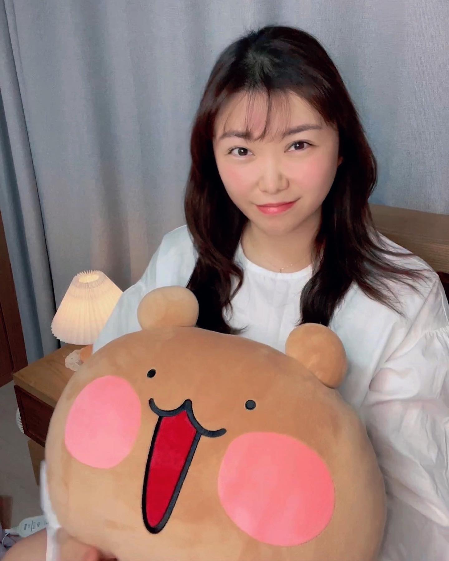 비록 미빡에 화상 입었지만
이마에 붙인 메디폼이 
마치 콜라겐 패치 같아서 
주름 안생기게 인상 펴지는 중😉