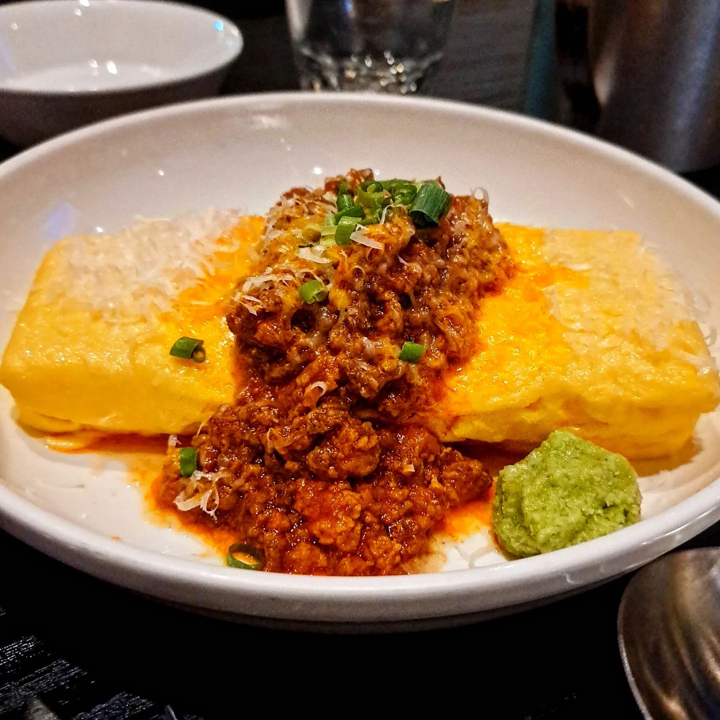 송리단길 분위기 좋은 안주 맛집 <매듭달>
4시간동안 정성스럽게 끓인 라구소스와 부드럽고 촉촉한 일본식계란말이, 대착이 가득 들어간 묵은지 닭볶음탕까지 먹고왔어요!

이 라구소스 계란말이는 인생 계란말이에요ㅠㅠ
계란만 먹어봐도 정말 다르게 느껴진게 계란이 맛있어봐야 계란이겠지만! 그 계란에서 낼 수 있는 최상의 몽글몽글 부드러운 식감과 약간 달달하면서도 간이 정확히 맞는 그런 맛인데 가운데는 쭉쭉 늘어나는 치즈까지 들어있어서 이 라구소스와 함께 와사비를 살짝 올려먹으면 진짜 너무 맛있어요!! 완전 강추입니당

라구소스도 너무 맛있어서 파스타 넣어 먹고싶은생각이 들었는데 나중에 보니까 추가메뉴에 파스타면이 있더라구요! 아까비 담에는 꼭 파스타면 추가해서 먹을라구요ㅋㅋ

대창 닭볶음탕도 완전 존맛그자체인데
자작한 국물에 순살닭고기, 감자, 당근, 대창, 묵은지까지 듬뿍 들어있고 맛이 왠만한 닭볶음탕집 뺨을 찰지게 때리는 그런 맛이에요

요것도 넘 맛있어서 바로 주먹밥 추가~

주먹밥은 큼직한 사이즈로 6개 나오는데 요거 닭볶음탕이랑 같이 먹어주면 바로 극락행 급행열차입니당ㅎㅎ

내부 분위기도 아늑하면서 세련된게 아주 좋은데 데이트하기 딱 좋은 분위기에요!
친구들끼리 오신분들도 있었고 연인으로 보이는 분들도 많이 계셨어요 매장이 넓어서 자리도 많았고 앞에서 스텝여러분들이 요리 준비하는 모습도 보여서 좋았어요

화장실도 깨끗했고 여기저기 사진찍기 좋게 큰 거울들이 많아서 좋았어요!

위치
서울 송파구 백제고분로45길 15 (송파동) 지하1층 매듭달
.
.
.
#매듭달 #송리단길맛집 #송리단길술집 #데이트코스 #무국적요리주점 #한식주점 #한식다이닝주점 #분위기깡패 #분위기좋은술집 #잠실술집 #안주맛집 #라구소스 #계란말이 #닭볶음탕 #곱도리탕 #송리단길 #잠실 #대창 #술집 #먹스타 #먹팔 #먹팔맞팔 #먹팔해요 #먹스타맞팔 #먹스타소통 #좋아요반사 #좋반 #likeforlikes #맛집추천 #맛집