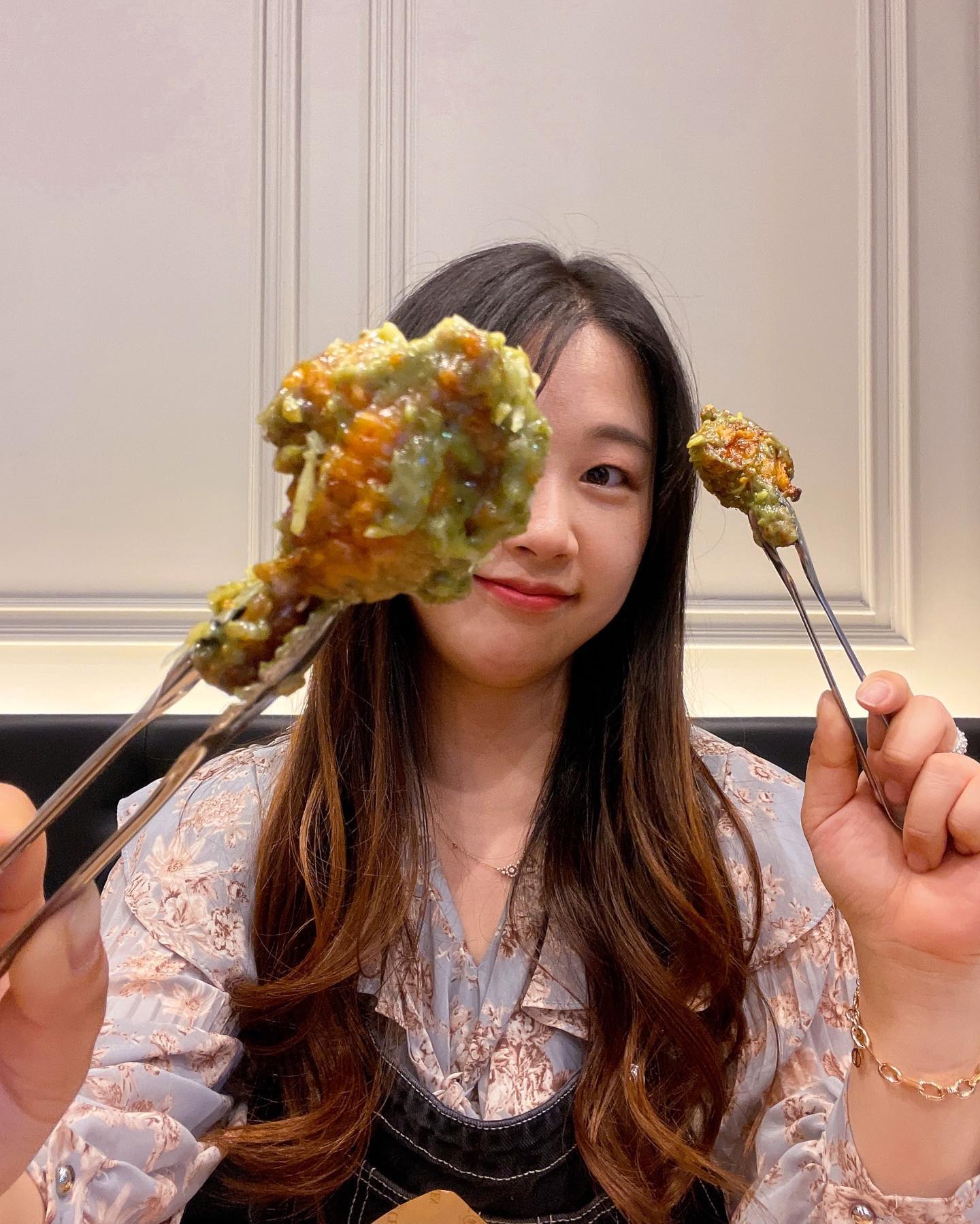 ⠀⠀⠀⠀⠀⠀⠀
최애 치킨집 푸라닭🐔
푸라닭에서는 닭다리살로 만들어진 순살치킨만 먹었었는데,
바질페스타 윙콤보 메뉴를 먹어봤어요 ◡̈ 
고추마요에서 바질페스토가 추가된듯한 맛이었어요 달달하면서도 바질향이 깊이 느껴지는 이색치킨의 맛이었어요!
⠀⠀⠀⠀⠀⠀⠀
📍광주 남구 효우2로26번길 7 1층 푸라닭 광주효천점
- 홀에서 먹으면 새우칩도 주는데 매장이 깔끔해서 쾌적했어요
-🍺하이볼도 판매하고 있어요:-)
⠀⠀⠀⠀⠀⠀⠀
#효천맛집 #진월맛집 #광주대맛집 #효천모임장소 #진월모임장소 #광주대술집 #효천하이볼 #진월하이볼 #푸라닭 #바질페스타