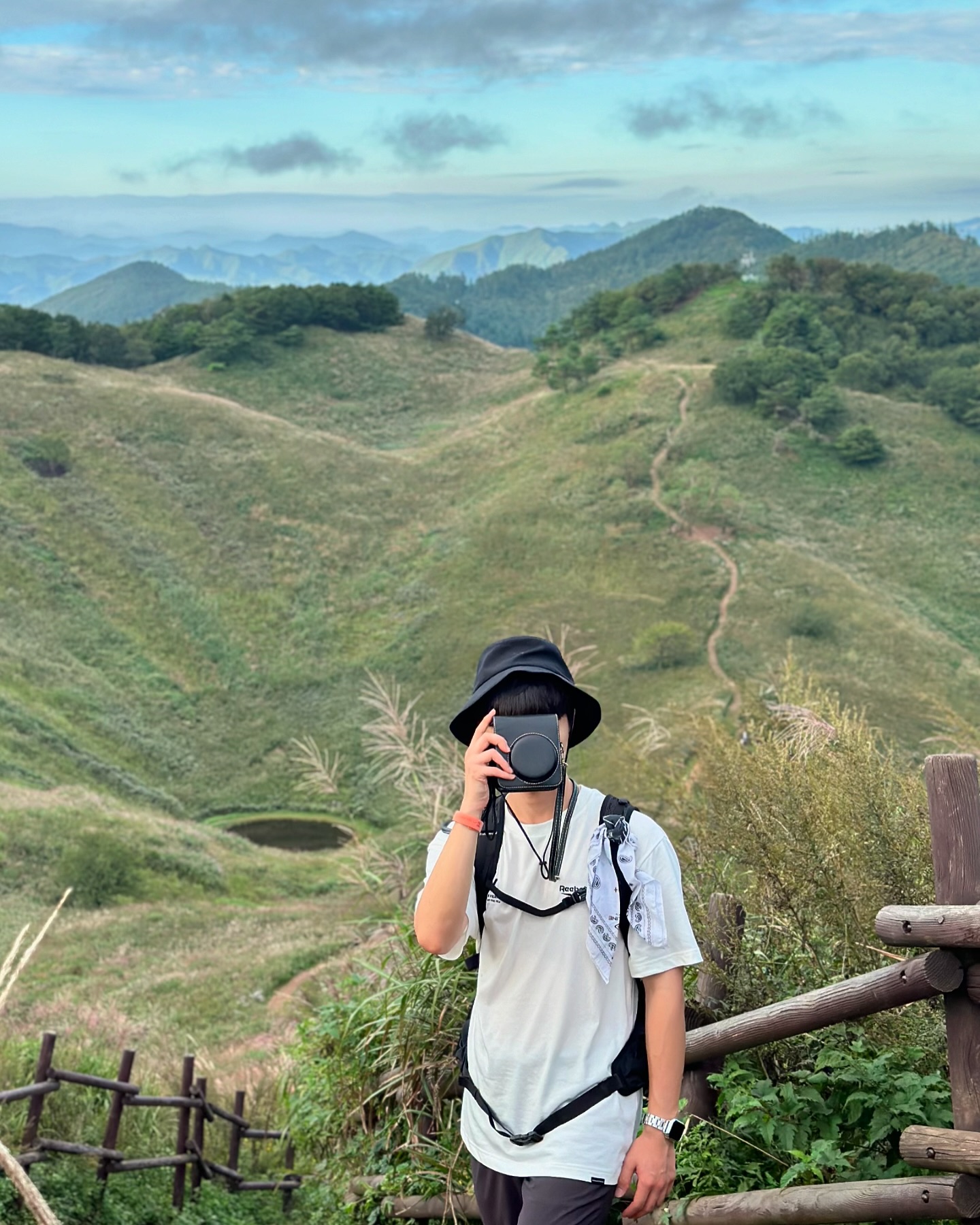 #민둥산 

⛰️
사진 맛집 민둥산!

작년에는 가을 억새축제 기간에 방문했는데,
올해는 여름에 방문했다!

가을 억새도 멋지지만 여름의 초록초록 민둥산도 예뻤다. 

이번에는 최단코스인 발구덕마을 코스로 다녀왔다!
민둥산에 이렇게 짧게 정상을 갈 수 있는 코스가 있는지 몰랐는데,
빠르고 효율적으로 잘 다녀왔다!

굿👍

🦵
무릎 보호대는 잠스트 제품을 착용했다!
요즘 운동하면서 무릎이 정말 중요하다는 것을 매번 느낀다,,
등산 갈 때 무릎 보호대는 필수로 착용하는데, 잠스트 제품이 전체적으로 무릎을 잘 보호해 줘서 벌써 2번째 구매해서 사용하고 있다!
무릎 보호대 중, 가장 마음에 들었던 제품!
모두 무릎 소중히 사용하시고 오래오래 건강한 산행했으면 좋겠습니다!

⛰️
- 코스:  발구덕마을 -> 정상 -> 원점회귀
- 시간: 사진 안 찍으면 왕복 한 시간 가능!
- 난이도: 하

#돌리네 #등산 #등산스타그램 #등린이 #산스타그램 #산린이 #hiking #登山 #반달이 #잠스트그램 #등산무릎보호대 #잠스트 #zamst
