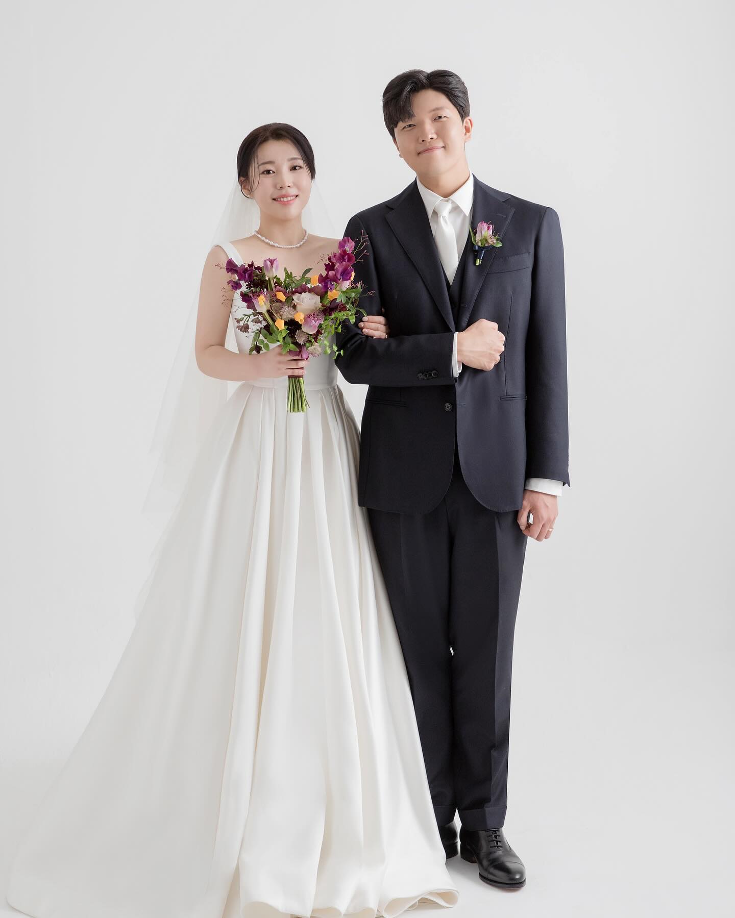 ⠀
2024년 2월 18일 일요일 낮 12시
더링크호텔 5층 가든홀
(서울 구로구 경인로610)
⠀
⠀
저희 결혼합니다.
⠀
평생을 함께할 단짝을 만나
같은 울타리 안에서 함께 살아가려합니다.
⠀
기쁜 소식을 전하기 위해
카톡 친구 목록과 사진첩을 열어
지난 30년을 찬찬히 돌아보았습니다.
⠀
짧았던 인연도,
지금까지 이어진 인연도,
어느 것 하나 지금의 저희에게
영향을 주지 않은 것이 없었습니다.
⠀
지금의 저희를 있게한 모든 분들에게
한 분 한 분 인사드려야 마땅하나
⠀
그 동안 이런저런 핑계로
연락에 소홀했던 미숙한 저희였기에
갑작스런 소식에 혹 부담이 될까
이렇게나마 소식을 전합니다.
⠀
삶의 새 장을 여는 뜻깊은 자리에
시간 내어 찾아주시면 대단히 감사하겠습니다.
⠀
⠀
최민기 김정희 드림