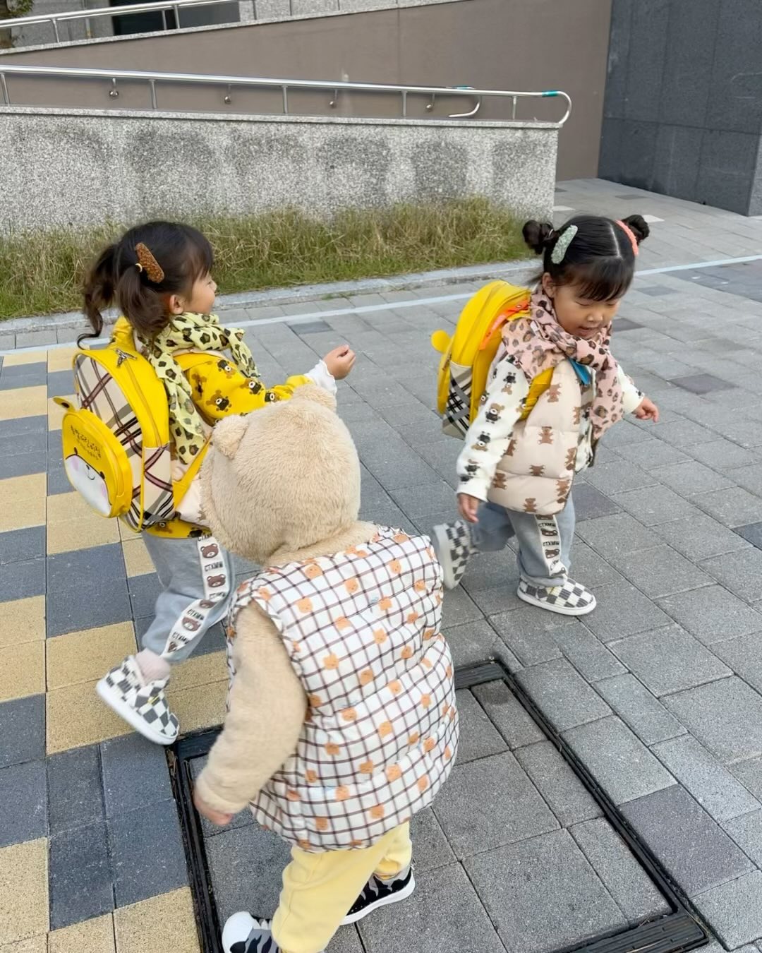 둥글게 둥글게 우당탕탕 등원길❤️

아침부터 신난 삼남매….잘논다 잘놀아
스쿨존까지 가는 시간이 엄.청.걸리지만…
(신재민이 바닥에 드러누워서…휴…😩)
아침에 씨리얼 먹고 싶다해서 줬더니 야무지게,
견과류까지 오도독 씹어먹고 힘이 넘친다요

오늘도 신나게 어린이집에서 놀고
(재민이는 어린이집에서도 주방놀이 하는 구나…)
데리러 갔더니 밥 잘 먹고 있던데😅
집 오는 길에 갑자기 차에서 파는 옥수수빵 먹고 싶다는…
신지아 너 뭐야…???ㅋㅋㅋ갑자기 옥수수빵이라니…

오자마자 가방정리하고 있으니 아빠가 선물보따리 들고 등장!
아빠는 안보이고 선물만 보이는 너희…ㅋㅋㅋ
감사합니다🙏 잘 신을게용❣️

그리고는 엄빠 저녁으로 라면 먹으니 자기들도 달란다…
하하하💗계속 먹는 지아와 그녀에게 배터진다는 수아…
오늘하루도 야무지게 배터지게 신나게 보내고
꿀잠자러 가셨다👍
매일 저녁 산타할아버지가 하루 잘보내면 하트주고 가는데,
내일도 받을 수 있을까나😍
매일 아침 하트부터 확인하는 수아지아재민
사랑둥이들 잘자고 우리 내일 아침에 만나 알라뷰

#등원샷 #힘이넘쳐 #오늘은씨리얼 #야무지게먹고 #저녁먹고하원하고 #옥수수빵 #신발선물 #감사합니다 #집에서또저녁 #그만먹어 #배터진다 #잘놀고잘먹고잘자고 #사랑해알라뷰 #쥐띠아기 #쌍둥이맘 #딸둥이 #이란성 #생후1189일 #호랑이띠맘 #생후598일