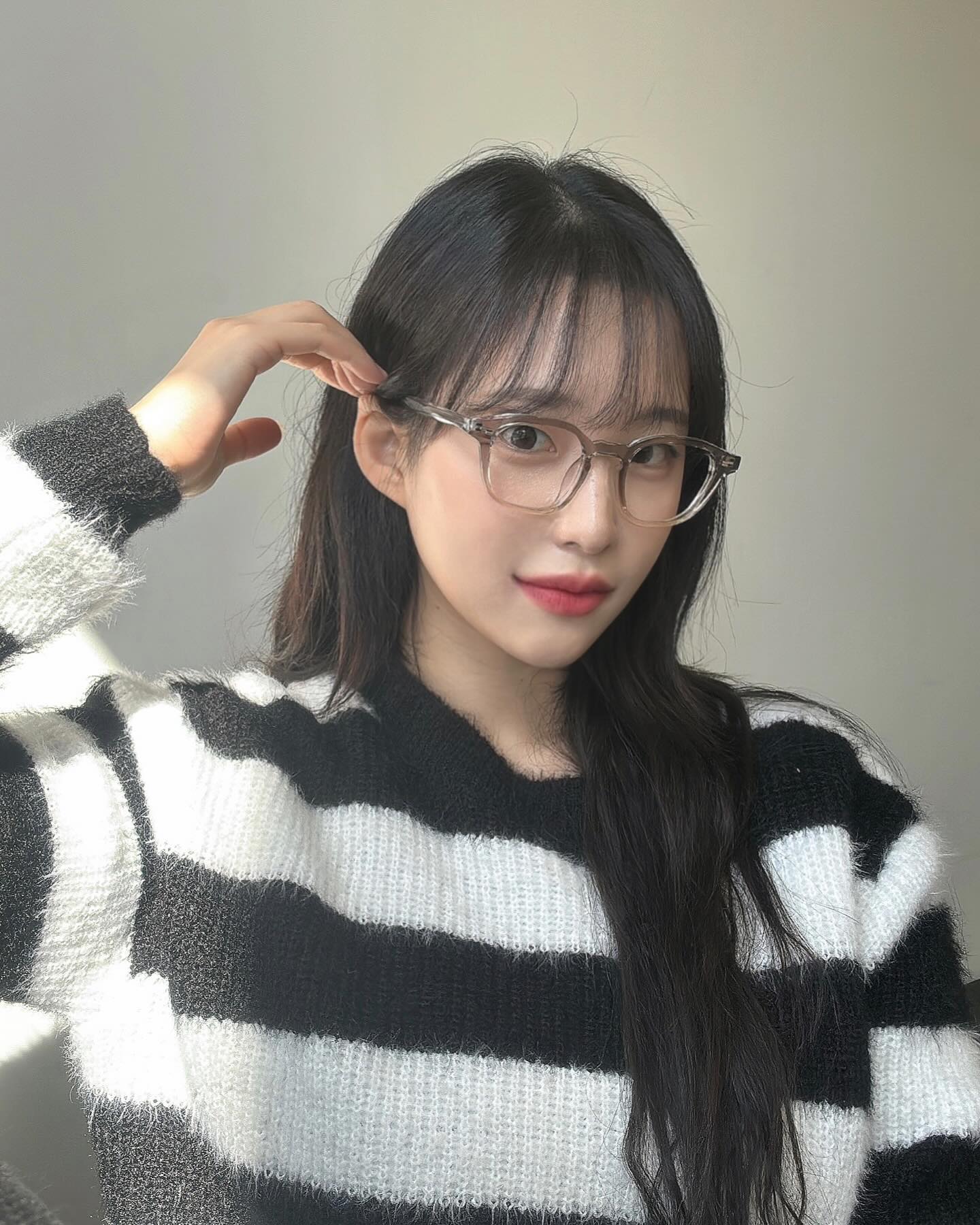 #협찬 gguba_official

JIN아넬형 뿔테 아이웨어 그레이

다들 집 앞에 나가실때 화장 안하시죠?!
저도 요즘 화장하는게 점점 귀찮아지는데
일럴 땐 마스크랑 안경은 필수죠👓
그래도 이왕 안경쓰는거 이쁜걸로 쓰는게 좋잖아요💕

☑️JIN아넬형 뿔테 아이웨어 그레이 색상은
위쪽이 베이지 살짝 섞인 그레이,
아래쪽은 투명도가 높아진 그레이 느낌으로
그라데이션 돼있어요.

☑️껴바 안경은 패션용, 일상용으로도 사용이 가능하기 때문에
더욱 좋은 것 같아요 ㅎㅎ

☑️패키지도 심플한 디자인으로 깔끔하고 사이즈도 크지
않아 가방에 쏙 들어가요!

☑️배송도 하루만에 정말 빠르게온답니다🫶

☑️한국인 가장 보통의 두상에 잘 맞는 46mm 사이즈로
안경 무겁지 않고 코에 자국도 안남아서
착용감이 좋고 가벼웠어요🥰

껴바 홈페이지에 다른 이쁜 안경들도 많이 있으니
상품 살펴보시고 구매하세요! gguba_official 

#껴바, #아이웨어껴바, #eyeweargguba, #아넬형뿔테, #46mm뿔테, #뿔테코디, #안경코디