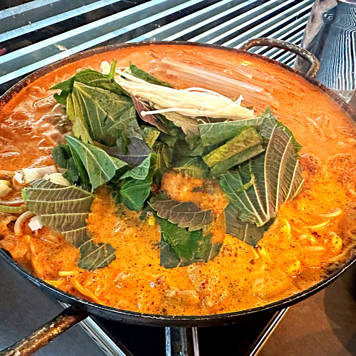 안산에서 여기 모르면 간첩! "곱창시 막창동"
백곱창도 함께 곁들이면 환상🎉

✨ 안산 중앙동에서 유명한 곱창집인 "곱창시 막창동"에 다녀왔습니다

✨ 곱창볶음부터 막창볶음까지 선택지가 넓어요.

✨ 곱창전골을 주문하면, 맛보기 백곱창이 제공되는데, 저는 백곱창 1인분을 추가로 더 주문했어요!

✨술이 술술 들어가는 맛이라 애주가 분들에게도 추천하는 맛집!

✨안산에서 돼지곱창 맛집을 찾으신다면 방문해도 후회하지 않아요!

📌경기 안산시 단원구 광덕동로 99 현대타운 103호 곱창시막창동
📌17시 - 24시 (일요일 휴무)
📌 0507-1427-5571

#안산맛집 #중앙역맛집 #안산돼지곱창 #곱창전골맛집 #백곱창 #안주맛집 #경기도곱창맛집 #경기도맛집투어