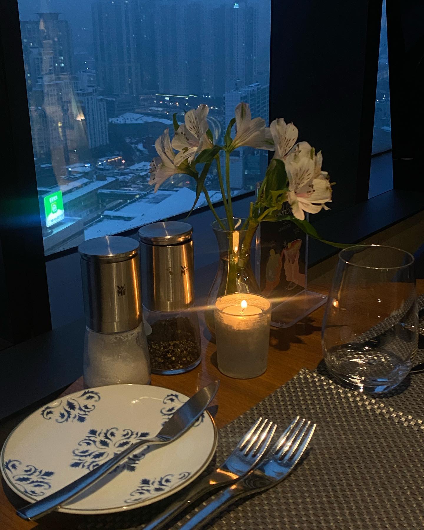 드래곤시티호텔 THE26 ✨ 
분위기 너무 좋잖아..🌃👨‍🍳 저는 코스요리 디너에 방문했어요!너무너무 예쁜 야경이랑 같이 맛도리 먹으니, 너무 행복하고 또 행복했어용!💜✨ 

양식코스랑 한식코스가 따로있으니 참고하세요!
그리고 저같이 창가자리를 앉고싶으시다면
미리 예약하고 가주셔야해염😝

기념일에 징짜 딱이다 딱이야~~✨