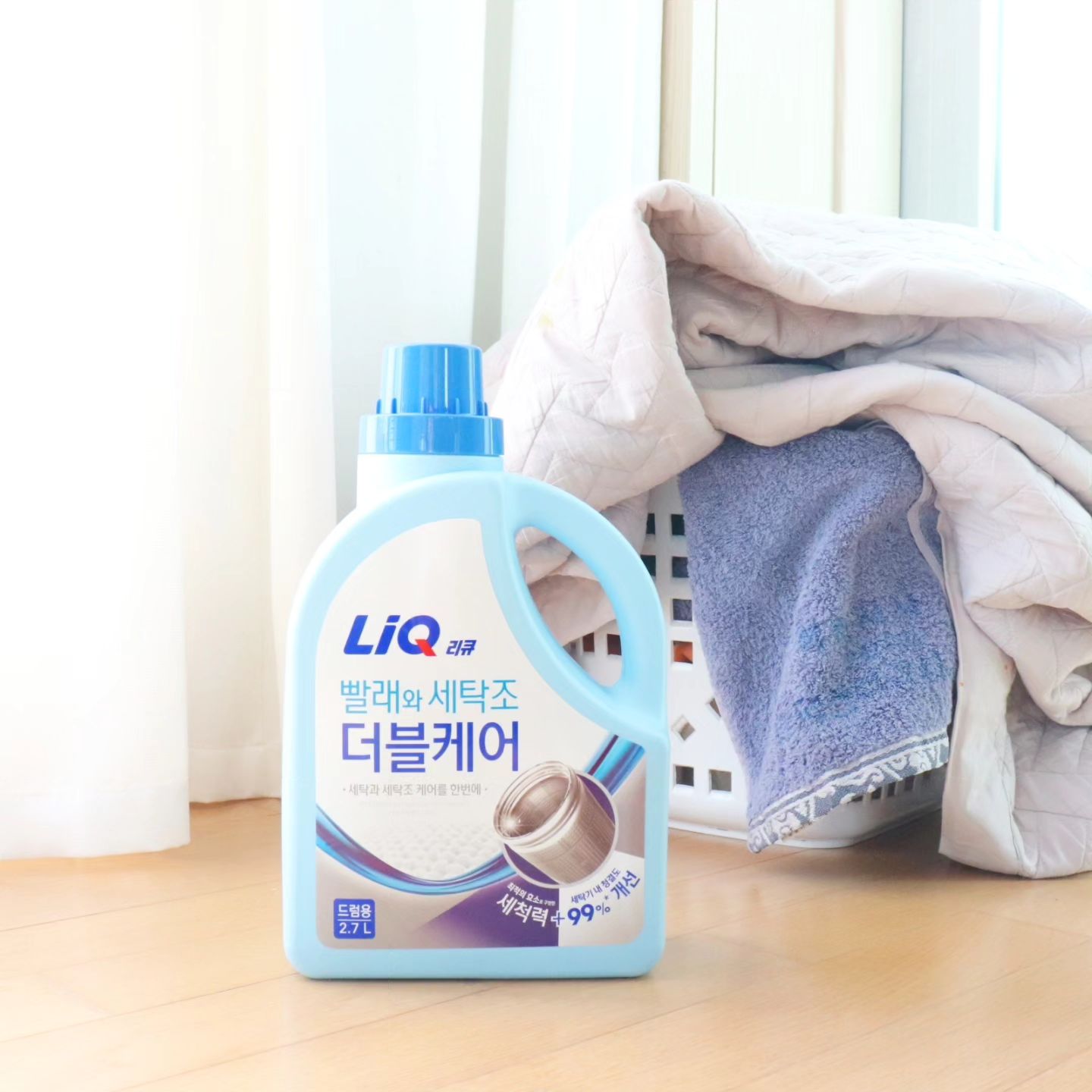 AK Lover 제품지원
빨래 하기 좋은 날
옷뿐만이 아니라 세탁기내 청결도 99% 개선해주는 리큐 빨래와 세탁조 더블케어 세탁세제로 빨래해요
일반코스로 세탁하는 것만으로도 세탁조의 오염까지 99% 더블케어 가능한 세제에요
세탁조 물때의 주요 원인 중 하나는 세탁수 속의 금속이온
리큐 빨래와 세탁조 더블케어는 금속 이온 제거 성분을 함유하여 원인부터 케해주거든요
최적의 효소 배합으로 각종오염을 깨끗하게 해주고
최적의 효소 배합과 리큐의 탁월한 세척력으로 누런 피지오염과 생활얼룩을 깨끗하게 제거해줘서
아이들의 옷을 마음놓고 확확 세탁기 돌리고 있어요
제형은 워터제형이고 뚜껑에 용량 표시가 있어서 원하는만큼 덜어서 사용하기 편해요
상쾌한 향은 더하고 피부자극은 줄였으며 깨끗한 프레시 아로마틱 향이 기분 좋게 해주네요
피부자극 테스트 완료하고 파라벤 6종 형광증백제 無첨가해서 세탁기 계속 돌리며 빨래하네요
오늘은 이불도 돌렸어요
속이 시원해지는 기분이에요♡

#빨래와 #세탁조 #리큐 #리큐빨래와세탁조더블케어 #빨래와세탁조 #세탁조케어 #세탁조관리 #세탁세제
#세탁세제추천 #AKLover
#액체세탁세제 #향기좋은세탁세제 #깨끗한세탁세제 #청량한세탁세제 #아로미틱향세제 #더블케어
#드림세탁기세탁세제 #피부자극없는세제 #빨래스타그램 #생활얼룩제거 #누런피지오염제거