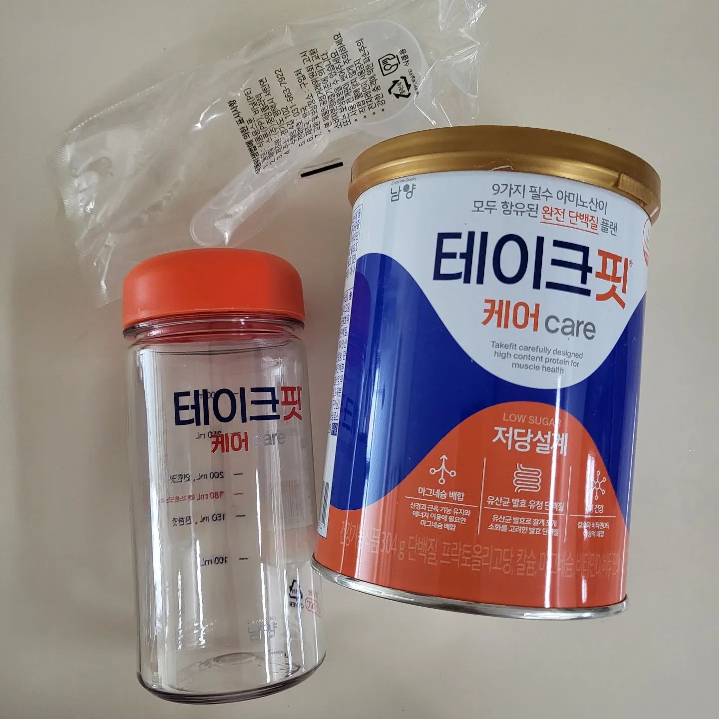 #협찬
[남양유업]단백질파우더 테이크핏케어💪
.
1월에 출시된 따끈따끈한 분말단백질 !!!
(롯데홈쇼핑까지 방영됬다고 한다 속닥속닥)
발효유청단백질 제품이라 거품이 없고 소화도 잘되고
특히 아빠가 혈당이 높은데 저당단백질 이라 부담도없고
나이드실수록 근육이 빠지기 시작해서 단백질은 필수라
부모님선물용 으로 아주 딱!!👍
특히! 이런 단백질 종류 비릿한경우 많은데
고소한 곡물맛에 비리지않아 데일리로 한잔씩 쌉가능👌
나도 한번 먹어봤는데 난 개인적으로 물보다 우유에 추천! 
훨씬 꼬소함,,♡
.
#테이크핏 #테이크핏케어 #단백질 #부모님선물
#단백질쉐이크 #단백질보충제 #고단백