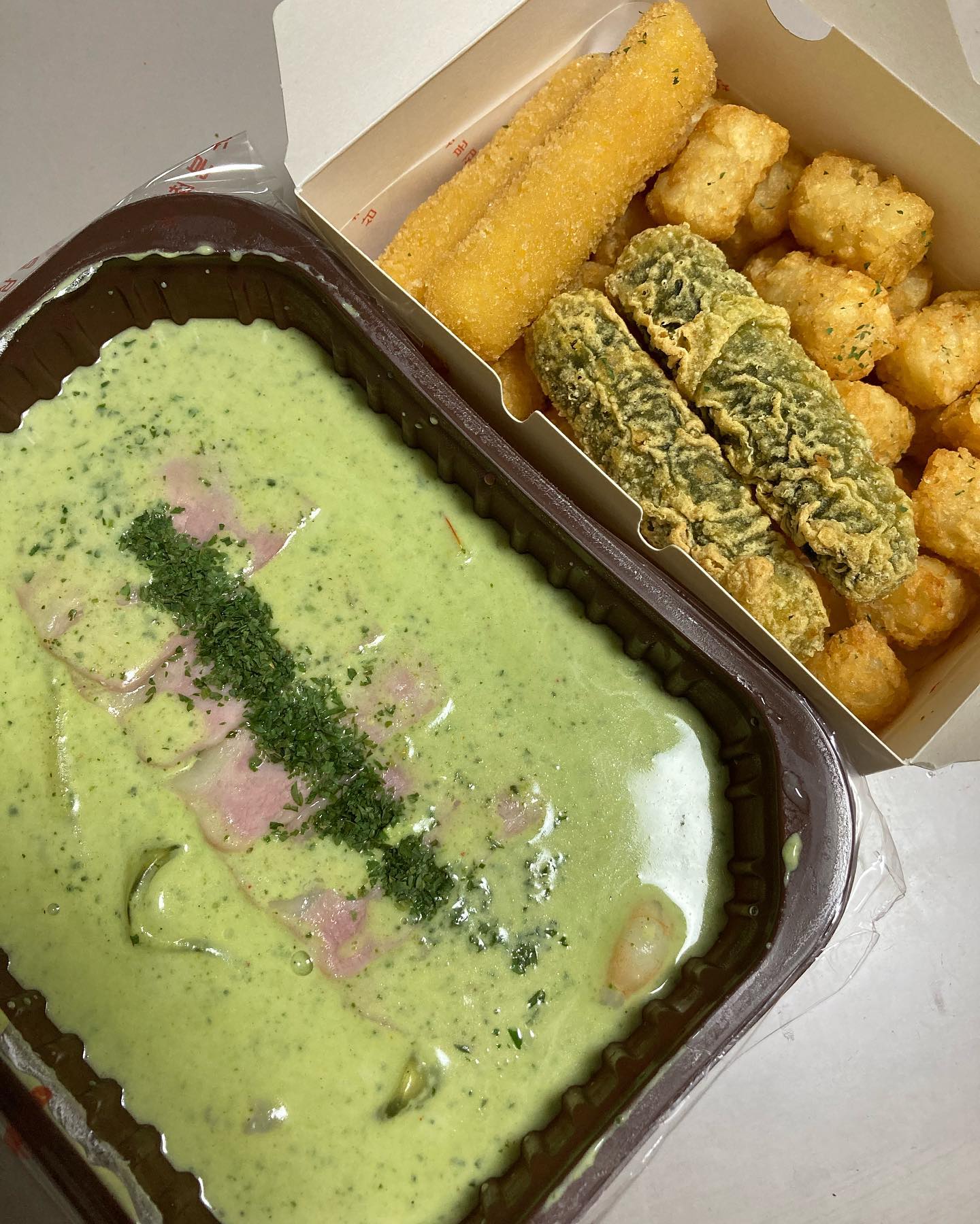 얼마전에 제가 제일 좋아하는 최애떡볶이집!! #삼첩분식 의 바질크림떡볶이를 먹었어요! 

매번 기본이랑 로제떡볶이만 먹다가 바질크림떡볶이는 첫도전이었는데요..! 꾸덕꾸덕한 크림소스에 약간 매콤함이 더해져서 정말 맛있더라구요 💚 중국당면도 추가했는데 중국당면이랑도 잘 어울렸어요!

📍 삼첩분식
💲 떡볶이(중국당면추가)랑 감튀, 김말이, 치즈스틱해서 배달비포함 2만원정도였어요!
❤ 오늘의 추천메뉴는 바질크림떡볶이!! 기본떡볶이랑 로제떡볶이도 완전 맛있어요!! 와르르 감자튀김 추가는 필수.... ☺❤

.
.
.

#삼첩분식바질크림떡볶이 #떡볶이 #떡볶이맛집 #바질크림떡볶이 #분식맛집 #배달맛집 #대연동맛집