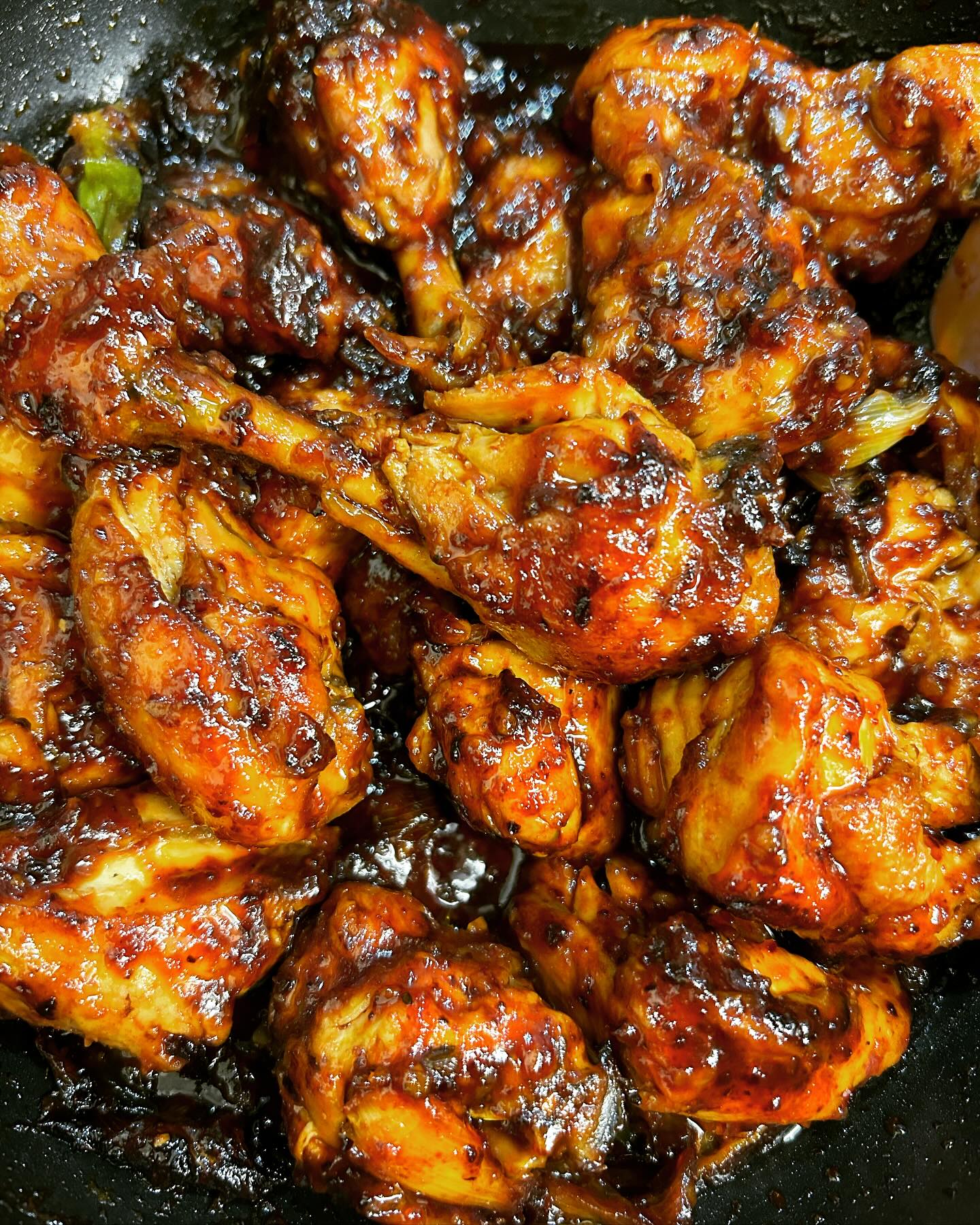 #불양념치킨 #어남선생 

’ 단돈 7천원에 만드는 불양념치킨🍗‘

어제 저녁으로 신랑이 좋아하는 치킨 만들었어요!!
쿠팡에서 닭다리가 무려 4개 들은 1.2kg
치킨 한팩을 6천원대로 득템❤️

원팬 조리법이라 간단하고!!
닭과 파만 있으면 나머진 다 집에 있는 재료👍
20분간 구워주고 양념 만들어 버무려 주면 끝😆

매콤달콤 중독적인 맛이라
정말정말 맛도리😋
넘나 강추드려욧!!😍

토요일은 닭도리탕, 일요일은 치킨 만들어서
닭데이 보냈어용🐓