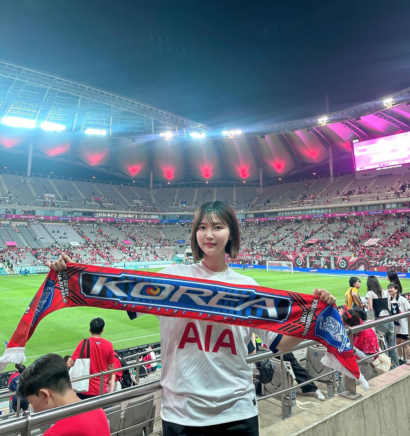 쏘니가 쏘니했다! 강인이가 강인이했다❤

모처럼 일찍가서 경기전에 행사들도 다 구경해 너무 재미있었던 날! 랩퍼들 공연도 보고, 기념품도 받고, 나 랜덤카드 뽑았는데 쏘니나왔다🤟 그리고 날씨까지 완벽🥹

유니폼이랑 머플러 야무지게 챙기고, 망원시장에서 사간 최애 맛도리들까지 싸악 먹으면서 목터져라 응원하기! 파도타기까지해서 넘 햄복했쟈나….쏘니실력에 다시한번 감격….🫶

역시 직관이 최고야
언젠가는 유럽돌면서 리그직관간다 내가😎 
다음경기까지 또 언제 기다려~~