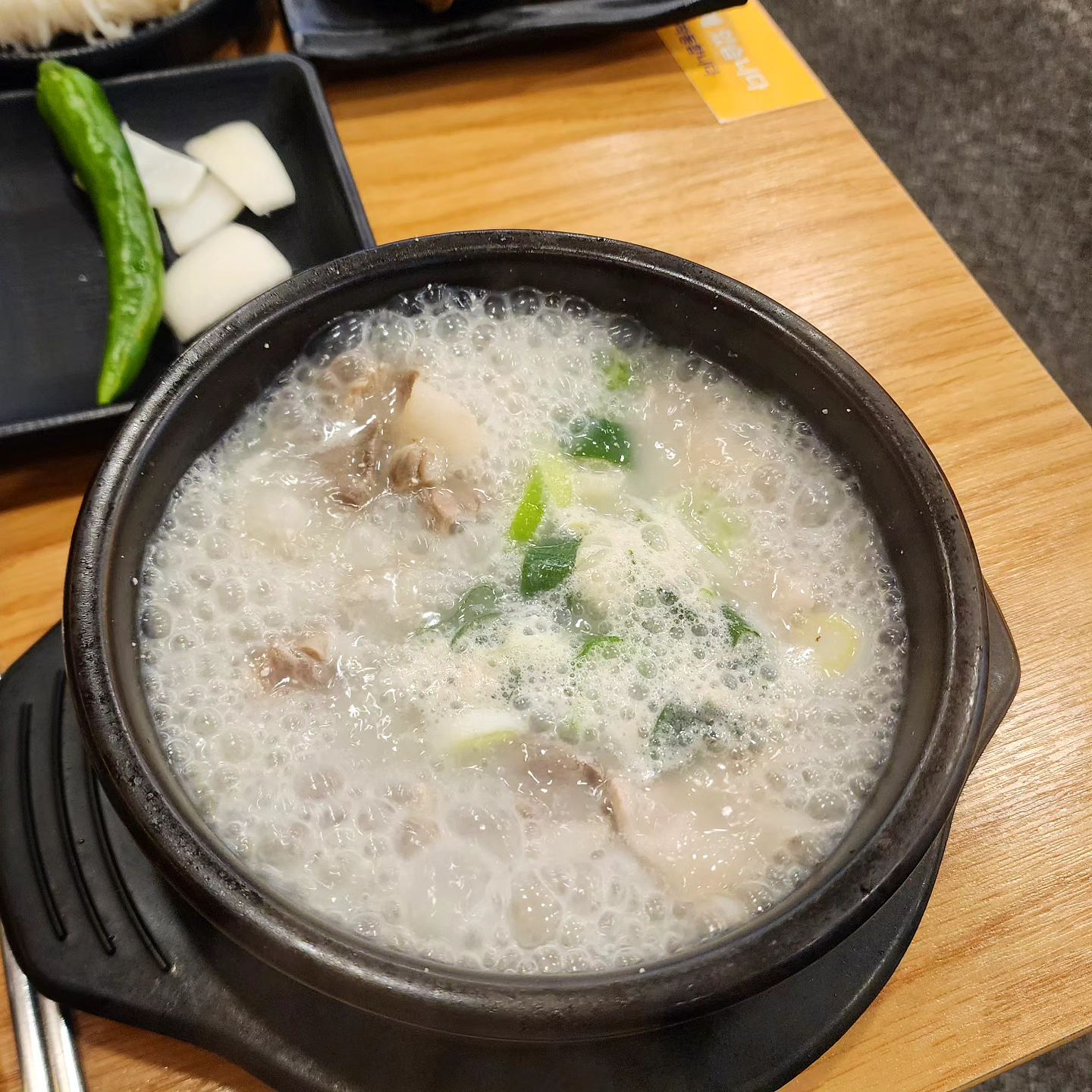 📌 서울 은평구 순대국 전문점 "두루올순대"

📍수육국밥
📍머리고기, 선지순대, 야채순대

매장 입구부터 돼지 냄새 나는 순댓국집❓️NONO❗️

서울 은평구 깔~끔하고 쾌적한 순대국을 원하신다면 "두루올순대"

직접 12시간이상 돼지사골로 우리는 육수에서 나오는 고~소함과 야들야들한 국고기의 조합은 최고💪
정식으로 시켜서 곁들여 먹은 머리고기는 쫄깃쫄깃해서 먹기 재밌는 식감😘
선지순대와, 야채순대는 속이 실하고 고소하니 여타 다른 순대들과 차이점이 확실히 느껴지는 맛이었어요😀😀

깔끔한 현대식 국밥을 좋아하시는 분들한테는 "두루올순대" 완전 강추❣️❣️

🔎영업정보
✔️연중무휴 10:00 ~ 22:00
✔️라스트 오더 21:30
✔️주차, 포장, 예약, 배달 가능
🚩서울 은평구 은평로9길 13 캐스텔가든 1층 두루올순대