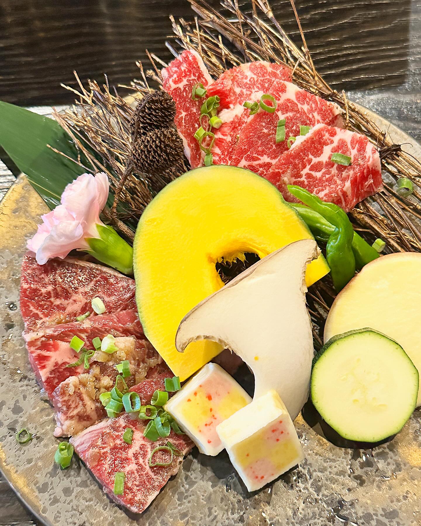 #협찬 알찬 구성 우마카세 “류마”

오늘의 픽 메뉴🍴
올인원 코스 1인 98,000원
한우 비프 타르타르
등심 가지 된장구이
우설, 차돌박이, 살치살, 안창살, 호르몬 3종
육개장, 스폴리아티네 & 수제 샤벳

토마토 살사 소스를 곁들인 육회는
나초칩과 타르타르 소스와 같이 곁들여 먹으면
씹을수록 고소한 게 매력적이야😲

우설은 식감이 쫄깃해 좋았고
차돌박이는 윤기 좔좔 부드러워 마시짜나

목련 잎을 숯에 올려 잎 향을 고기에 입힌 된장 소스 등심은 된장 맛이 많이 나지 않고 짜지 않은 갈비 맛같았고 쫄깃한 식감과 물리지 않는 맛에 손이 가요 손이가🤗🤗

호로몬에는 대창, 막창, 특양이 나왔는데
특양은 쫄깃하고 막창은 탱글
대창은 고소 그 잡채

식사 메뉴로 육개장이 나왔는데
소고기 맛집이라 그런지 육개장에도
고기가 큼지막하게 들어있고
건더기도 가득 국물도 진한 게 풍부한 맛이

딸기 샤베트로 깰꼼한 마무리까지 완벽해👏🏻👏🏻👏🏻

주소
👉🏻 강남구 언주로106길 10 지상 1층

연락처
👉🏻 0507-1390-3293

영업시간
👉🏻 평일 11:30 ~ 23:00
👉🏻 토요일 17:00 ~ 23:00
👉🏻 BT 14:00 ~ 17:00 / 토요일 BT 없음
👉🏻 LO 22:00
👉🏻 매주 일요일 휴무 

ryuma_3293 

#선정릉역맛집 #선정릉맛집 #언주역맛집 #언주맛집 #선릉역맛집 #선릉역술집 #선릉회식 #선릉역회식장소 #역삼맛집 #역삼술집 #역삼회식 #역삼역회식 #역삼동맛집 #역삼동술집 #삼성동회식장소 #논현동술집 #논현동회식 #논현맛집추천 #대치동맛집 #대치동술집 #대치맛집 #우마카세 #오마카세 #소고기 #고기그램