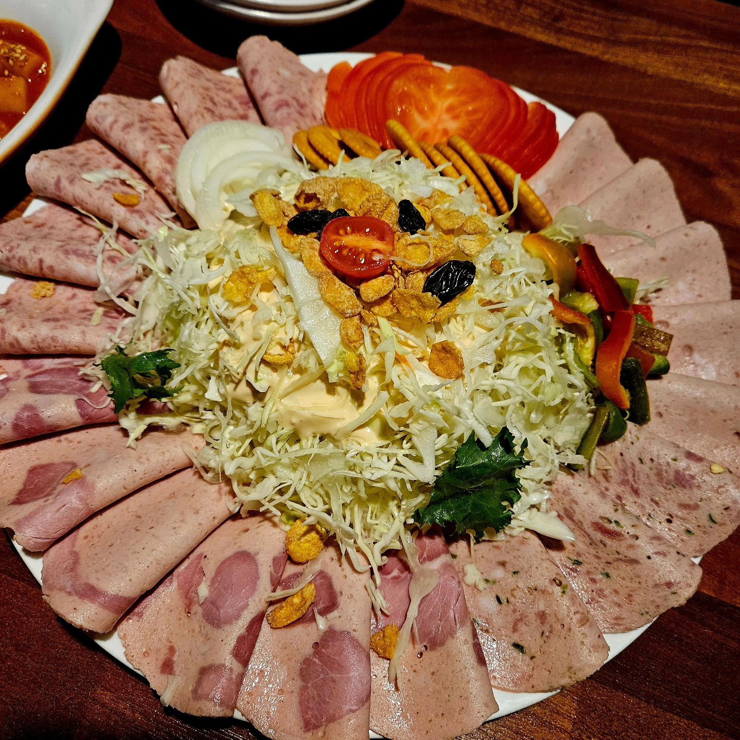 ⠀
예전부터 궁금했던 콜컷소세지‼️⠀
⠀
일찍갔더니 자리는 널럴하다 8시⠀
지나니 만석⠀
⠀
요기는 2차용인가봄⠀
⠀
콜컷소세지 깔고 양배추 가득 크래커⠀
뿌셔넣고 슬라이스 토마토에⠀
할라피뇨 소스 듬뿍 찍어 싸먹음 극락🤩⠀
⠀
헤비하지도 않고 프레쉬한게 ⠀
넘 맛있쨔냐🤤⠀
⠀
서비스로 주는 떡볶이 너무 맛있어서⠀
라볶이도 주문해 벌임..🤣⠀
⠀
안주가 짜지도 않고 맛있어서 ⠀
생맥 드링킹🍻⠀
⠀
⠀
#효창공원맛집 #효창공원술집 #소세지하우스 #용산소세지하우스⠀
#콜컷소세지 #용산맛집
