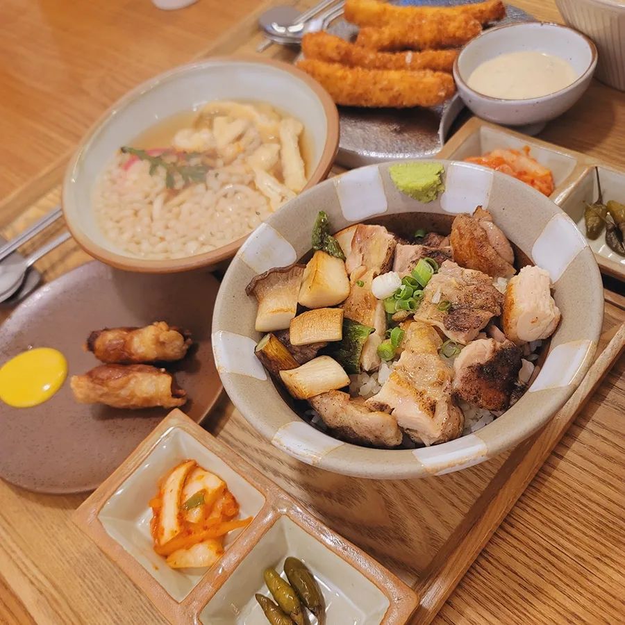 #협찬 #만동 
#전주만성지구맛집

덮밥 맛있는 집 발견~!
와~ 진짜 넘넘 맛있더라고요. 
재료도 아낌없이 듬뿍 넣으시고, 
소스도 너무 맛있어요~!

골목에 있는데 맛있어서 
한번 먹어본 사람들은 또 찾아갈거 같더라고요. 
사장님께서 직접 요리하신다는거~!

세트로 주문하면 우동이랑 튀김도 함께 나오는데
양도 푸짐해서 넘넘 좋네요~!
맛있는 덮밥 드시고 싶으신 분은 꼭~!! 가보시길~ ^^

#전주만성지구밥집 #만성동맛집 #만성동밥집 #전주시맛집 #전주점심 #전주만성지구데이트 #만성동데이트 #전주밥집 #전주맛집추천 #전북전주맛집 #덕진구맛집 #만성동맛집 #전주시놀거리 #jmt