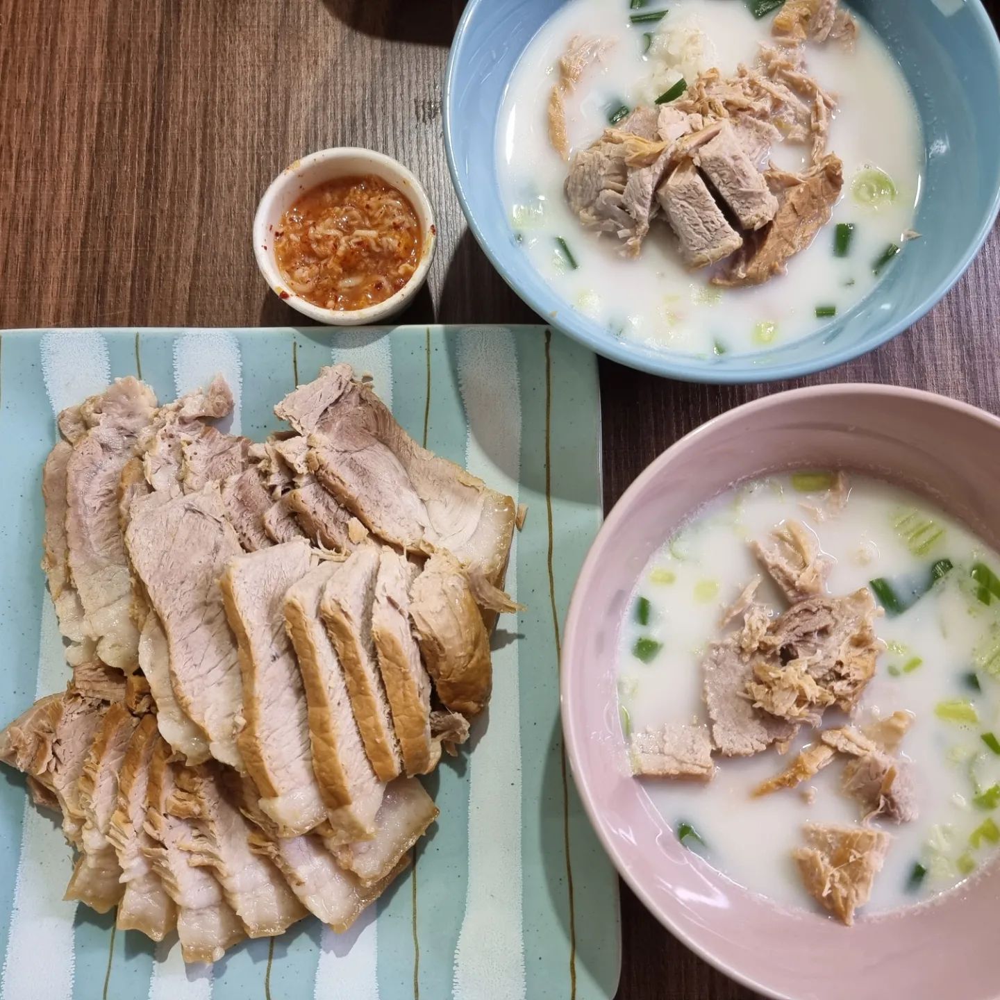 #일상 #내돈내산 #수육국밥 #뒷다리살수육 #파송송수육국밥

오늘의홈요리 
수육국밥, 돼지뒷다리살 수육

뽀얀 사골국물에 수육 송송 썰어넣고 
파도 송송 썰어넣어주니 구수한 수육국밥 맛있다 

수육도 곁들여서 먹어주니 아~ 오늘저녁 남부러울게 없다 

#고몽이맘마