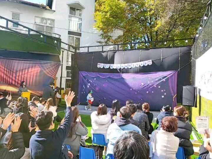 2호 3호 유치원 발표회
누구 아들인지 굉장히 씩씩해~~

엄마 속상해서 빵샀어~ 라고 말하면
"내가 좋아하는 빵이야?" 라는 막둥이 찬
다음에 또 물으면 "안 억을래" 라는 막둥이 찬 
그런 현실형에 완벽형인 막둥인데

단추잠그는 완벽에 빠져서 노래 안부르기
바람에 떨어지는 낙엽 보며 감상에 젖어 딴짓하기 있기없기?ㅋㅋㅋㅋ 

마지막 노래가 부모님 울컥하게 하는 노래라는데 
딴짓하느라 노래를 불러야말이지ㅋㅋ 엄마가 울 타이밍이 없었잖아ㅋㅋ
선생님 죄송합니디 광광 울준비 되어있었는데 말이죠ㅋㅋㅋ

#해나라유치원 #유치원발표회 #눈물쥐어짜도안나와