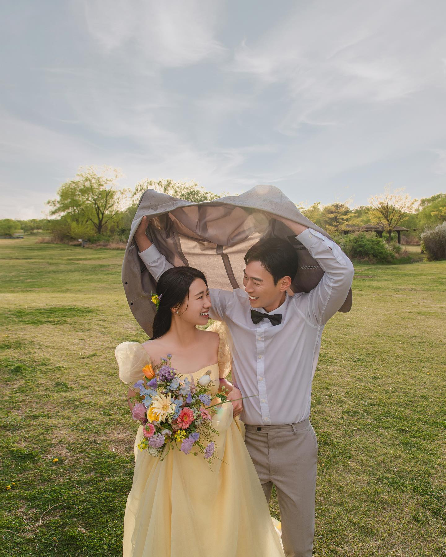 🕊️Wedding D-day 7 🕊️

👰🏻‍♀️엄정은 🤍 김수현 🤵🏻

🏷 2023년 11월 19일 일요일 오후 1시

🏷 국방컨벤션 1층 에매랄드홀(단독홀)

2023.11.19 저희 결혼합니다👏🏻👏🏻👏🏻👏🏻
11월의 아름다운날 새로운 시작을 하려고합니다💍
​
한 분 한 분 찾아뵙고 인사드리는 게 도리이오나,
혹여 실례가 되지 않을까 혹시 부담이 되진 않을까
조심스러운 마음이 앞서서 선뜻 먼저 연락드리지 못한 분들이 많습니다.

​

너그러이 이해해주시고 혹시라도 먼저 연락주신다면
감사한 마음 담아 정중하게 소식 전하겠습니다.

​

인생에서 가장 소중한 날 귀한 발걸음, 귀한 시간 내주시어
저희의 앞날을 축하해주신다면 그 마음 평생 잊지 않고 
예쁘게 잘 살겠습니다🙇🏻‍♀️🙇🏻

​

신랑 김수현

신부 엄정은