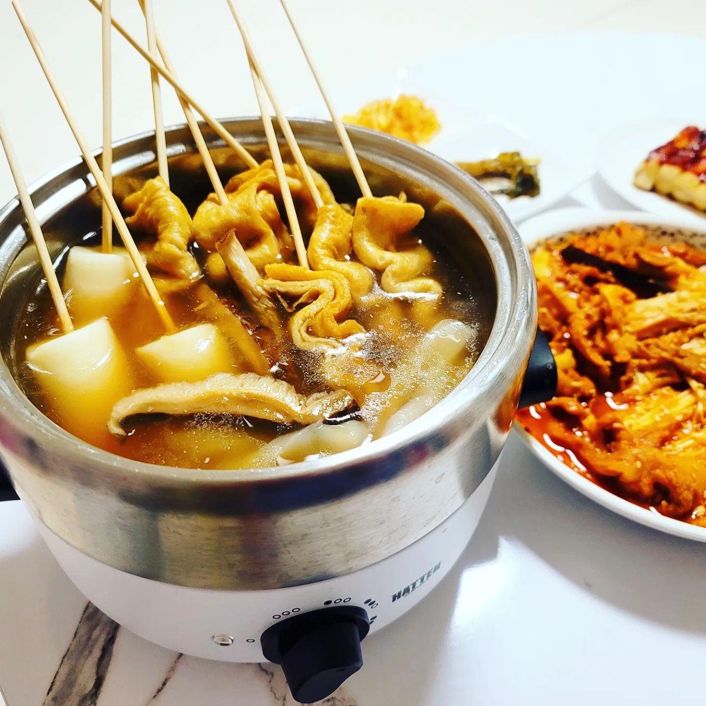 #어묵탕 #제육볶음 #떡꼬치

매일 열심히 일하고오는 남편을 위해서
내가 해줄 수 있는 작은행복💕

맛있는 저녁상 차려주기입니다.

떡꼬치를 먹더니 맛있다고 해주고
어묵탕을 보더니
"내가 제일 좋아하는거잖아"라며 먹는데
정말 뿌듯하고 기분 좋더라고요.

멀티쿠커를 구매한 보람을 느끼는 순간☺️👍
뜨끈한 어묵국물이 남편의 하루피로를
훨훨 날려준 것 같아서 기뻣어요!!!🩷

어묵탕과 떡꼬치먹느라 뒷전이던 제육볶음도
나중에 밥에 쓱쓱 비벼서 맛나게 드셨답니다😚

#오늘의집밥 #아내는요리왕 #나랑결혼해서넌좋겠다 
#남편아힘내라 #맛있는저녁식사 #신혼부부밥상