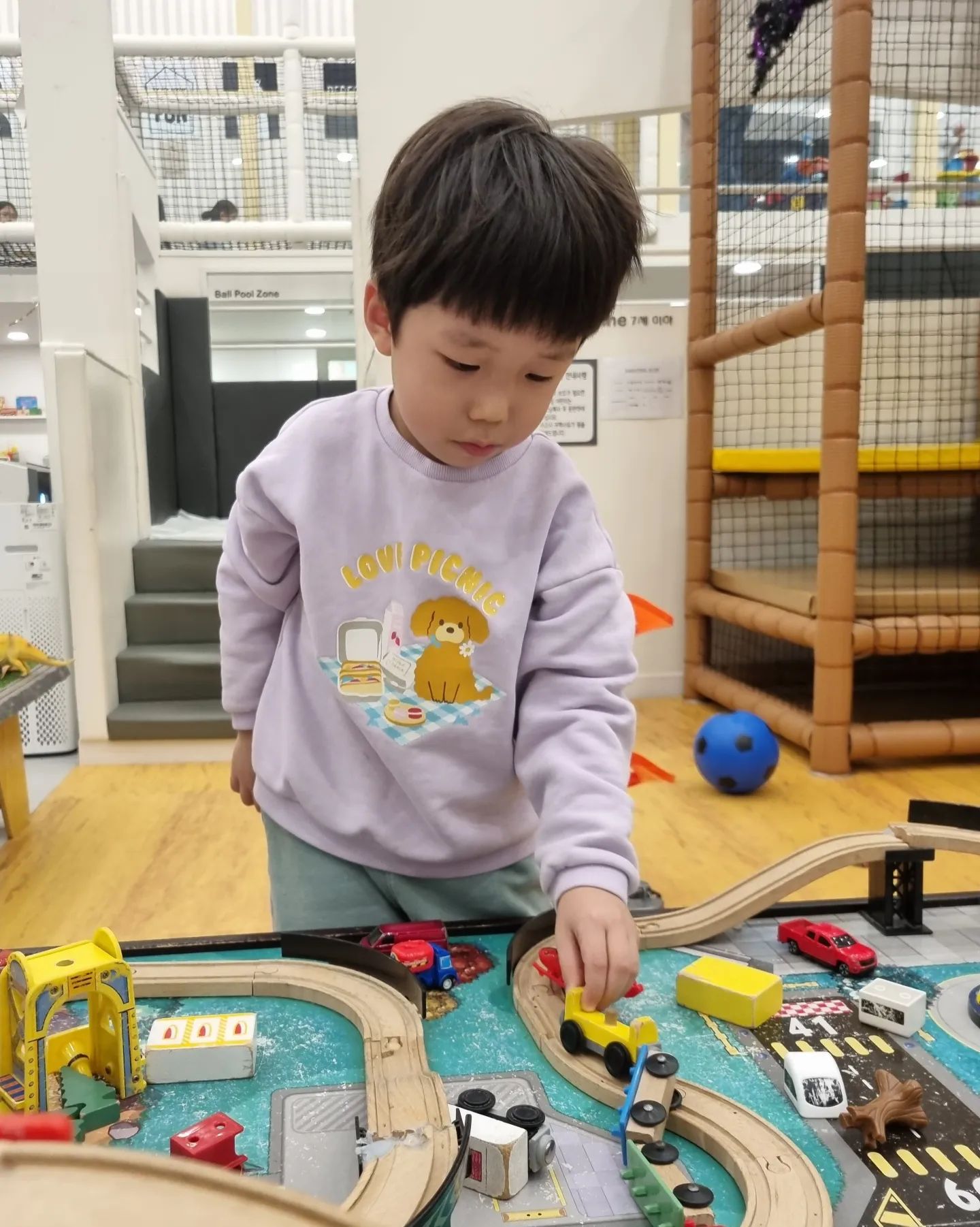 강릉에서 키즈카페!
우리동네에는 갈만한 키즈카페도 없는데..
요기 괜찮네^^
오랜만에 만난 친척오빠..
처음보는 조카들♡♡
우리오빠 고생 많네~~ 
덕분에 아이들도 즐겁고 나도 시간 잘 보내고 하루 잘 갔다^^
.
.
.
#리틀비틀 #아이손요리학교 #강릉키즈카페 #대형키즈카페 #친척모임 #애들천국