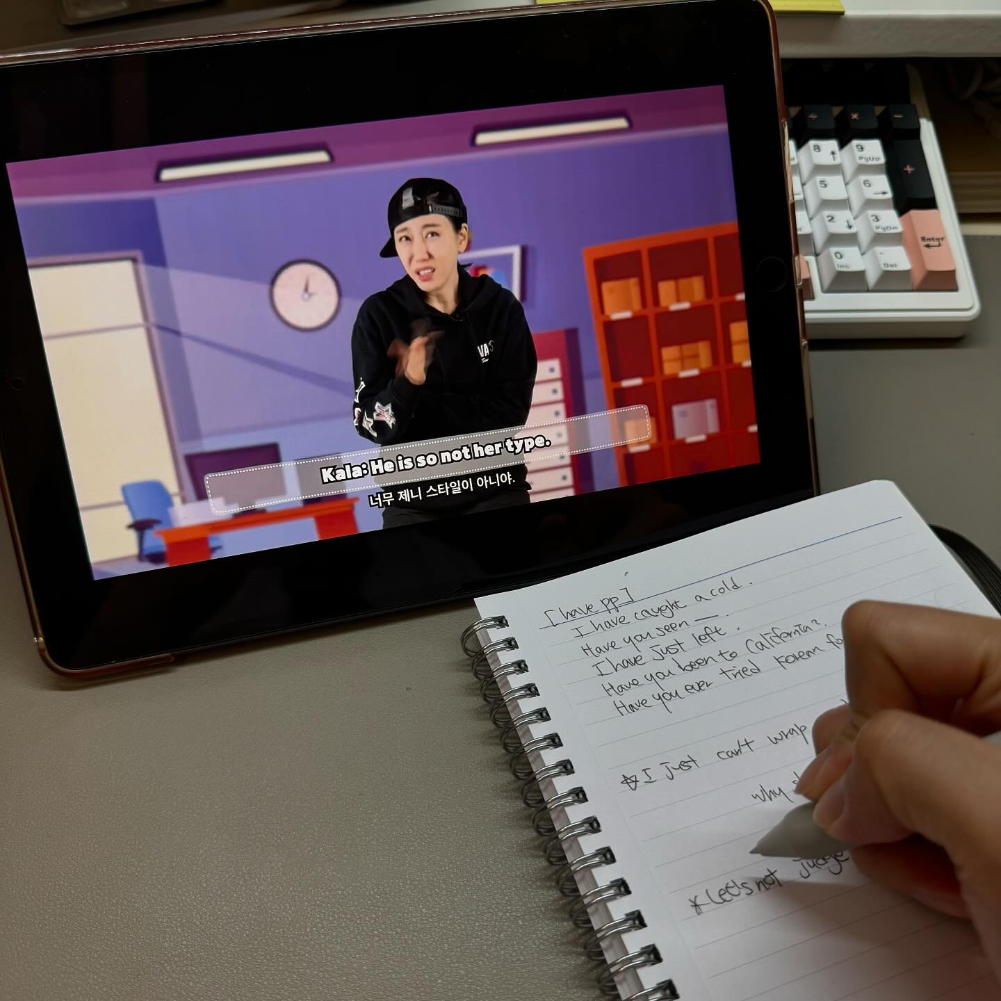 #협찬 [로라의 원어민바이브 넘치는 영어표현]

EBS 미국영어로 알게된 로라쌤이 VOD강의를 들어봤어요!

역시!! 고급표현을 알려주시는 로라쌤🩵
✔️하루에 메인 표현 뿐만 아니라 슬랭, 문화, 기초패턴, 관용어, 감탄사 등 다양하게 공부할 수 있어서 좋았어요👍
✔️원어민 아나운서의 발음은 역시 달라요! EBS 수업때 들은 익숙한 목소리!! 😊
✔️군더더기 없이 핵심만 말씀해 주셔서 반복할 수 있는 점도 좋았어요👍
 ✔️하루에 십분 강의는 부담이 없어 좋았고, 너무 재밌어 시간가는 줄 모르겠더라구요. 
 ✔️선생님이 교포셔서 문화까지 설명해 주셔서 좋아용🙌

#로라쌤 #로라쌤 #미국영어 #원어민표현 #로라의여행영어 #원어민바이브넘치는영어표현 #영어회화 #영어공부 #스타강사 #여행영어 #원어민영어