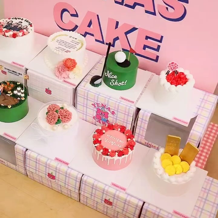 평소 아이 봐주는 친정부모님을 위해 미리 주문제작한 어버이날케이크🎂
현금+특별한선물 뭐 해드려야할까~ 고민했는데 
평소 부모님도 맛있게 드셨던 예나스케이크로 결정했어요!🩷

✅4월 20일~30일 딱 10일동안만 사전예약을 받고 있어요 >_<
✅사전예약 혜택 : 할인가 +고급토퍼 증정!
미리 사전예약하시고 고급토퍼 받아가세요!
✅픽업날짜 : 5월 3,4,5,7,8일!

디자인은 총 9가지!
초콜릿카네이션
미니꽃다발
생화감사패
꽃리스디자인
골드바
자식농사풍년
미니골프
생화부케
포토케이크
🩷예쁘고 유니크한 디자인 많아서 행복한고민🩷

✅1호사이즈부터 3호사이즈까지 제작 가능
✅크림치즈생크림맛 (추가금지불시 맛변경 가능)

원하는 맛과 디자인 크기 선택하시고 어버이날선물은 예나스케이크에서 하세요!

🏠주소 : 울산남구 돋질로 257번길 3
⏰영업시간 : 화-토 11시~19시
  일 11시~18시 (픽업마감시간 16시)
 브레이크타임 14시~15시
❗️휴무일 : 매주 월요일 

yenas_cake 🌱 
#울산케이크 #울산수제케이크 #울산레터링케이크 #울산도시락케이크 #울산케이크맛집 #울산홀케이크 #울산케이크주문제작 #울산어버이날케이크 #울산어버이날선물 #울산예나스케이크