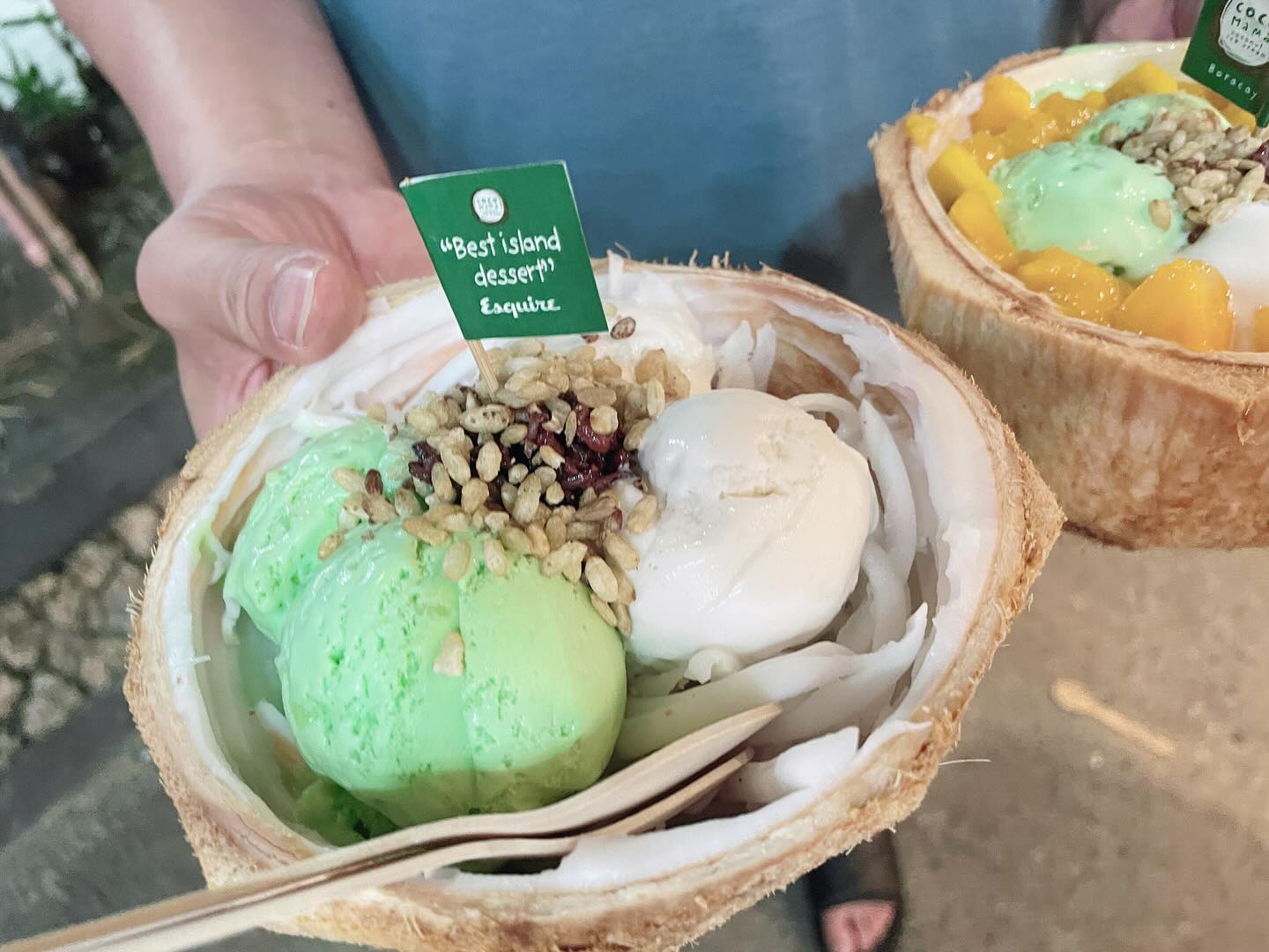 🌴
매장 이름처럼 코코넛이 주를 이루는
메뉴를 판매하던 코코마마 🥥
코코넛 껍질 용기에 과육과 아이스크림 등이
담겨져 나오는 곳이에요.
⠀
테이크 아웃만 가능하고
라탄이 함께하는 굉장히 분위기 있는 매장.
⠀
예쁜 코코넛 껍질 용기와
특이하게도 함께 들어있는 찹쌀!
⠀
하얀색의 얇은 줄기들이 코코넛 과육이에요.
근데.. 이게 저희 입맛에는 맞지 않았나봐요. ᵕ ̯ ᵕ̩̩
물컹한 식감과 다른 아이스크림들과 어우러지는
느낌이 아니였달까요...?
​
코코넛 아이스크림, 코코판단 아이스크림
그리고 망고 과육이나 연유까지 모두 괜찮았지만
코코넛 과육이 맞지 않아서 조금 아쉬웠던 곳..
​
코코넛 과육을 좋아하시는 분들이
방문하신다면 아마 마음에 들어하실 듯 해요 👍🏻
⠀
⠀
📍 보라카이 코코마마
Boracay cocomama
⠀
⠀
⠀
​
⠀