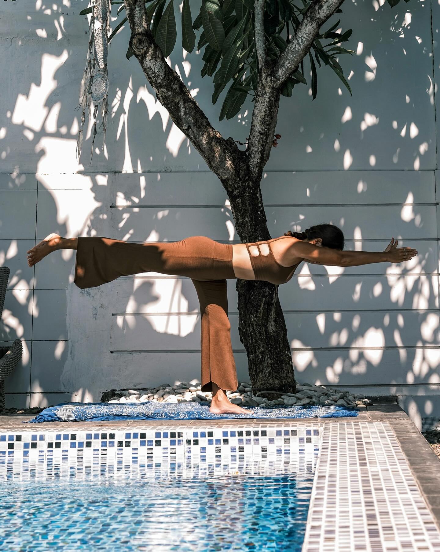 몸과 마음이 지치고 힘들 때는 요가만한게 없지🧘🏽‍♀️
요가를 오래 지속할 수 있었던 이유 중 하나가
몸보다 마음의 치유가 많이 되어서 인데, 
요가는 오로지 나를 위한 시간이기 때문인거 같다✨

꾸준히 수련을 하다보면 
‘내가 스스로 나에게 이렇게 집중을 한 적이 있었던가?’
하는 생각이 굉장히 많이 들게 된다
그리고 나에게 스스로 미안한 마음이 들 수도 있다, 
괜찮다, 그렇게 나를, 내 몸을 있는 그대로 
바라보며 지켜주면 된다🫶🏽

반대로 수련을 오래 쉬면 몸도 마음도 흐트러진다
몸은 여기저기 아프기 시작하고 자세는 구부정해지고 
마음은 짜증이 스믈스믈 올라온다😂
이러니 요가를 끊을 수가 없다, 요가해봐 진짜 좋거든 !

또 이렇게 예쁜 요가복을 입고 수련하면 
기분이 하루종일 좋다구🤎🤍
요가복 세트는 처음인데 너무 마음에 든다 !
마치 아주 멋진 슈트를 쫙 빼입은 느낌이야ㅋㅋ

#모두들 #요가하자 #수련하자 #요기니의일상 

🧘🏽‍♀️ conchwear 🙏🏼
📸 shin.bawoo 🤎