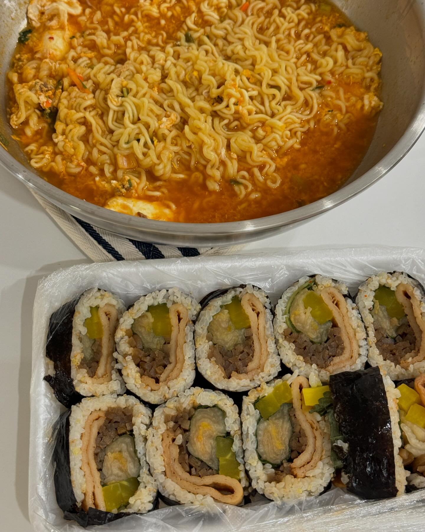 #대구 #일상 #데일리 #라면 #김밥 #엄마밥상 #가정식 #홈메이드 #홈쿡 #온더테이블
-
꼬들 라면+엄마표 김밥=❤️