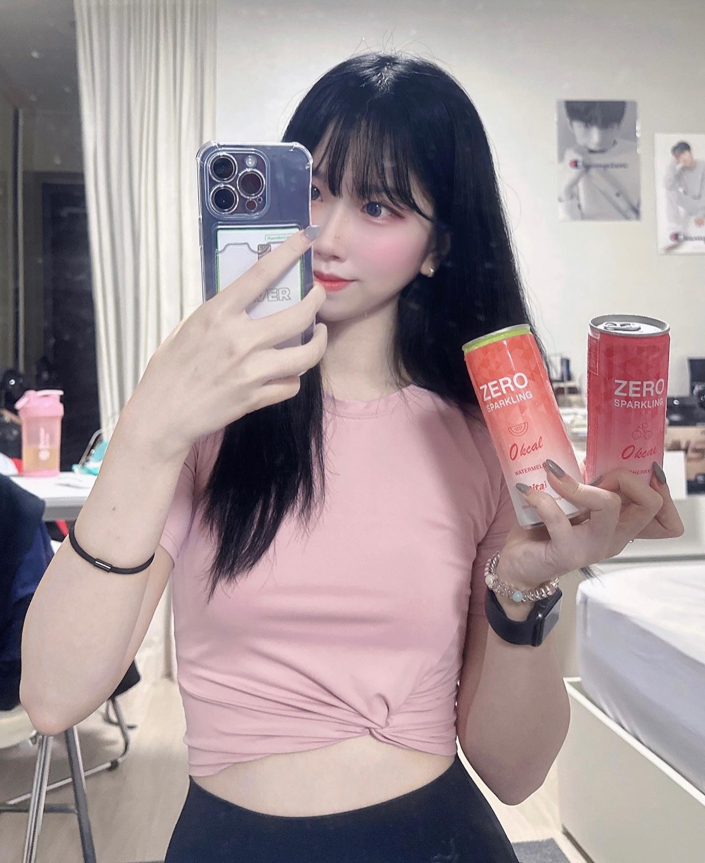 #협찬

🤍리타 제로스파클링 체리맛/수박맛🍒🍉

저는 다이어트 할 때 제로음료를 엄청 많이 먹는편인데요‼️

제로스파클링에서 흔하게 맛볼 수 없었던 체리맛, 수박맛이 나왔어요! 탄산음료가 수박이랑 체리맛이라니 너무 궁금하지 않나요>_<✨ 진짜 맛있어요❤️

250ml(0kcal)제품으로 언제 어디서든 간편하게 휴대할 수 있습니당

그리고 다이어터에게 중요한
✔️설탕 ZERO, 칼로리 ZERO, 색소 ZERO
맛도 있는데 성분도 부담없어요👍🏻

________________________________________

사진 잘 찍고 싶은데 셀카도 이상하게 나오고 속상🥹 원래 며칠내내 여러번 찍어서 건지는데 요즘 시간이 없어서 속상해요ㅠ_ㅠ
그래도 이 음료수 진짜 맛있습미당🫠

_
#리타 #리타제로스파클링 #탄산음료 #제로음료 #제로칼로리 #제로칼로리음료 #제로탄산음료 #제로탄산 #음료추천 #신상음료 #신상리뷰 #캠핑간식