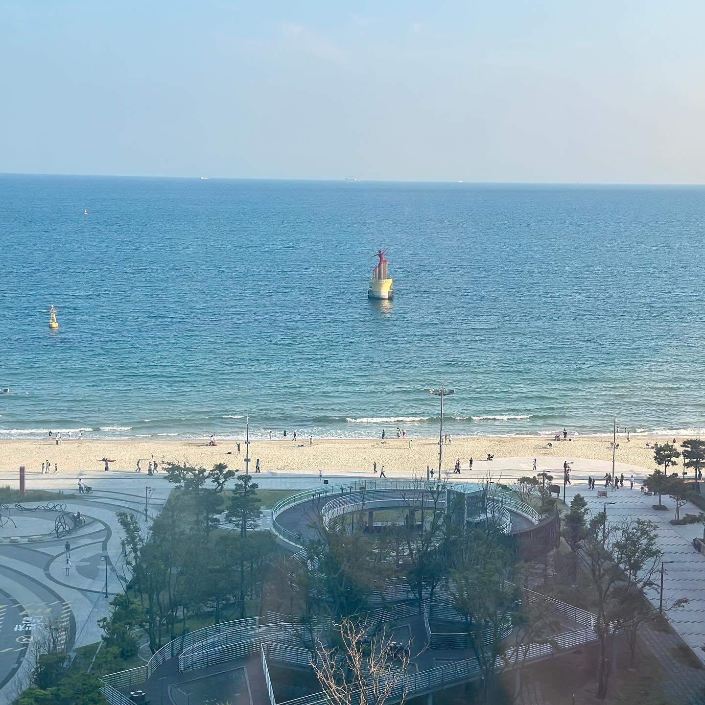 스펙터클 했던 부산 여행기(도로가 진짜 헬)

흰여울마을이 진짜 좋았는데 카페 두군데가 진짜 😭 (맛 없고 불친절) 아이스크림 집이랑 소품샵 👍 밀면은 쏘쏘 거대국밥은 인생 국밥집으로 등극했고 깡돼후도 먹었는데 생각보다 그냥 저냥 그랬음

갔더니 모래축제 중이어서 구경도 잘하고 붕어빵 사먹고 떡볶이 사먹고 제대로 데이뚜, 오빠 거래처 대표님께서 숙소도 마련해주셔서 아주 좋은 곳에서 잘 쉬다가 왔음 :)
오빠가 운전한다고 힘들어 죽을라한건 비밀 부산은 갈 때마다 진짜 운전… 도로… 넘 빡심 😭