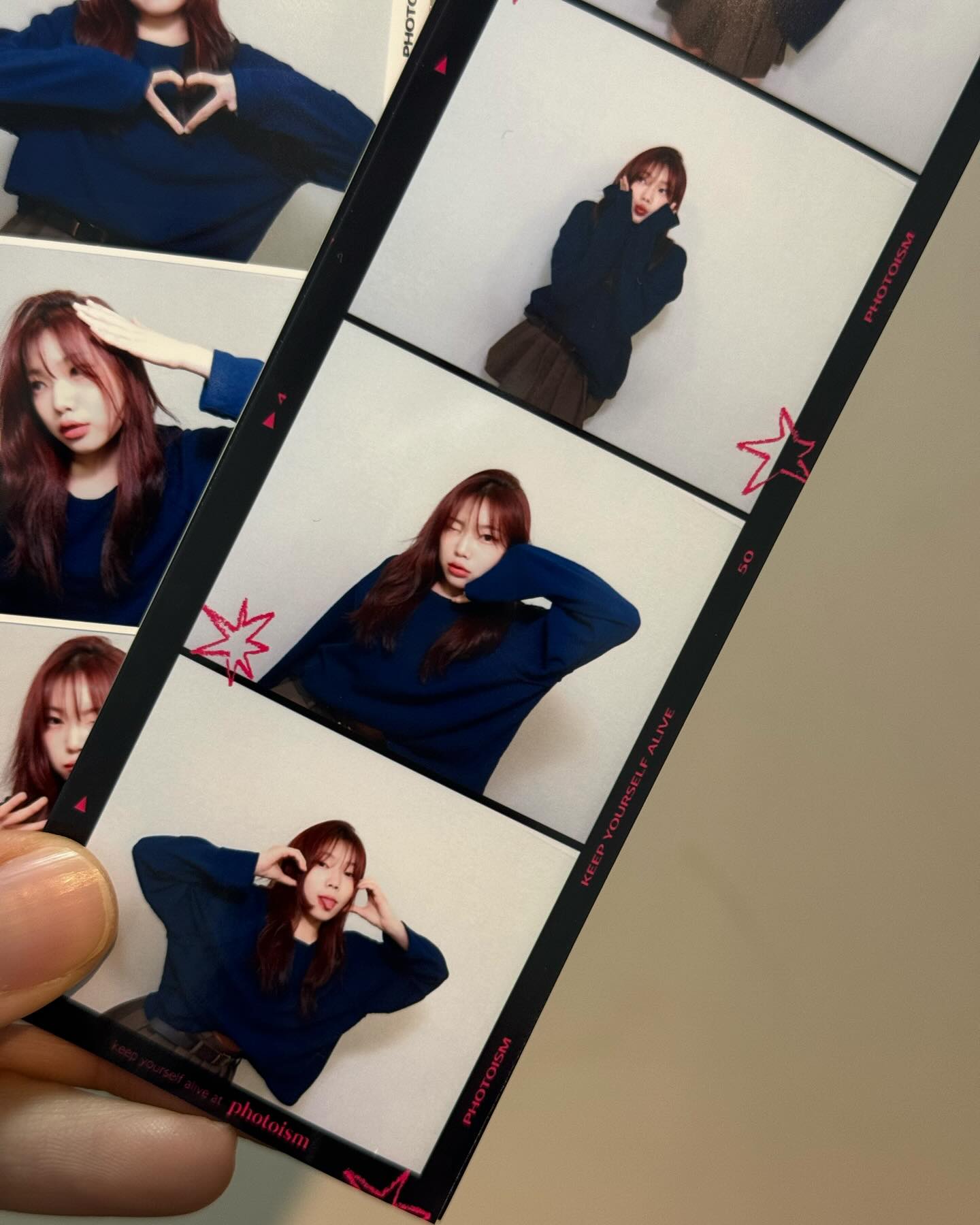 #협찬 포즈 가이드 라인에 맞춰서 찍기만 하면 되는 #포토이즘 📸

사진 촬영할 때 포즈 못 정해서 망하는 사람들 여기 집중 !
커플, 솔로, 친구 카테고리 별로 포즈 선택 가능 !

#포즈가이드 #포즈 #포즈추천 #네컷사진 #네컷포즈 #포토이즘포즈가이드 #포토리즘박스 #포토이즘_박스 #포토이즘수원 

photoism.kr 
찍을 수 있는 기회주셔서 Thx 🫶🏻