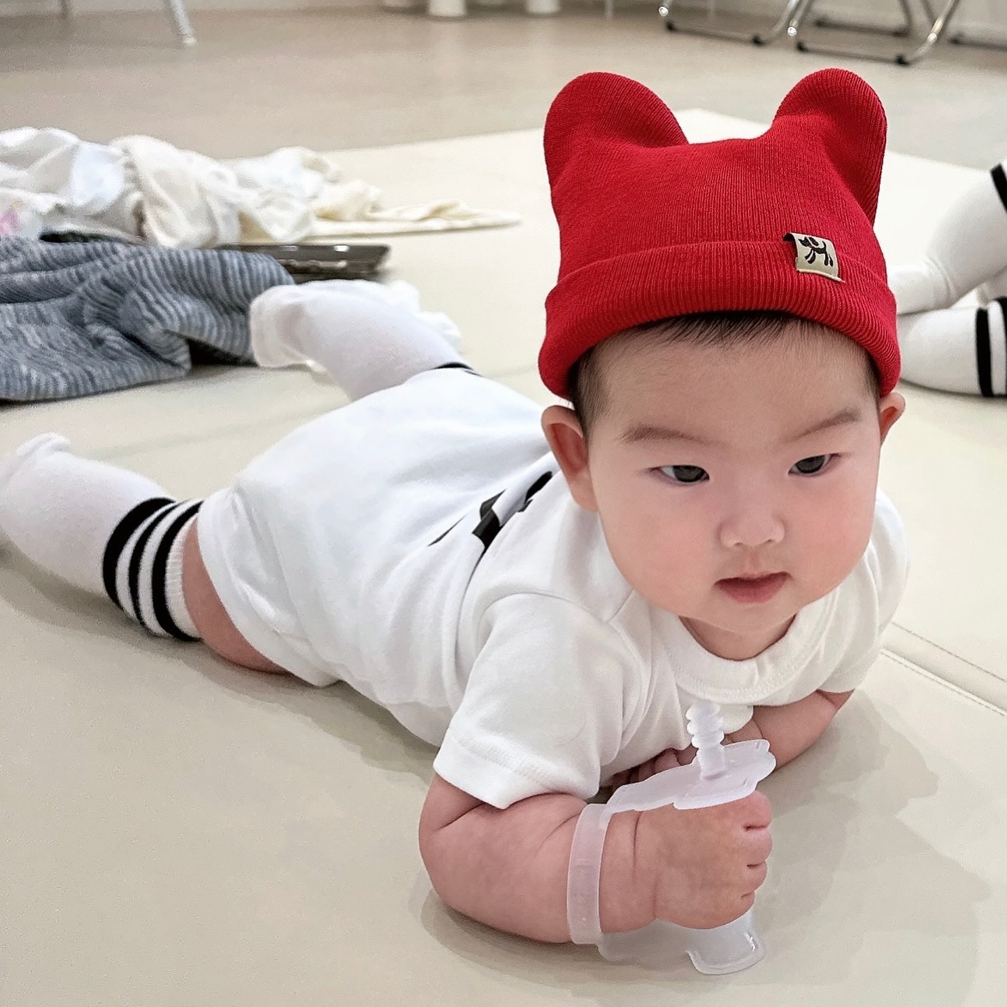 + 𝟭𝟬𝟳𝙙𝙖𝙮𝙨  #뒤집기대장 
매일 이게 맞나 싶을 정도로 꺾어 활자세를 하더니
89일차에 뒤집어버린 아기ღ

좌•우로 뒤집고 자면서도 뒤집고 등밀이하고 바쁘다 바빠 
벌써 배밀이도 하고 싶은지
엎드려 발 세우고 끄응차 ! 마음처럼 안되면 엉엉😭

그러다 엄마 손받침으로 첫 #배밀이성공 

우리아가 오늘도 쑥쑥 크는 중 ➿