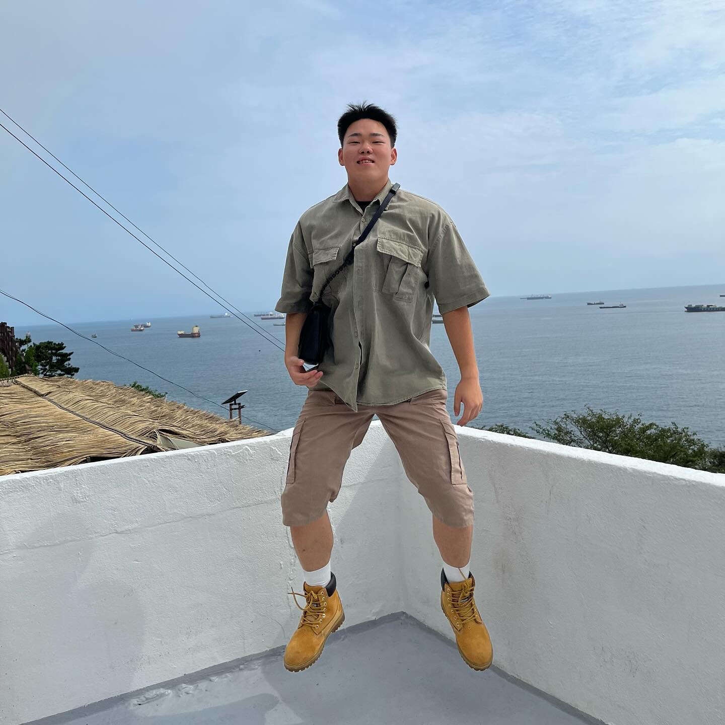 영도 vibe🤓
⭐️
⭐
️⭐️
두번째 휴가를 나와서 부산 영도를 가봤습니다~~ 다들 잘 지내고 계신가요?😀
입대를 한지 벌써 6개월이나 되었네요 😆뭔가 다들 시간이 빠르다고 하는데.. 난 안빠른 기분.. 여튼! 휴가때마다 옷 사진 하나 씩 올릴태니 기대해주세욘~⭐️

상의 : hoy_ees
하의 : 구제