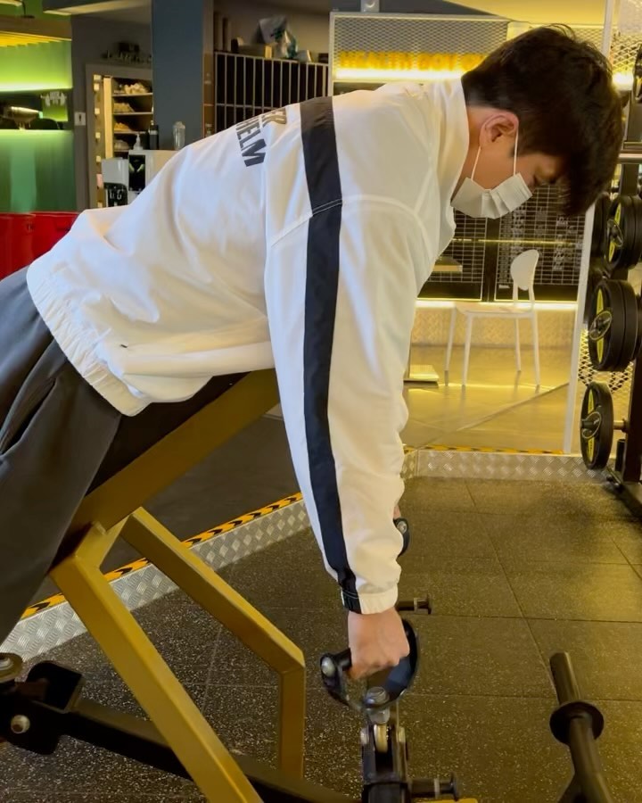안녕하세요 헬스보이짐 철산점 강정훈 트레이너입니다
티바로우 하는 법을 알려드리겠습니다
1.발판에 발을대고 선다
2.허리를 붙인 상태로 등힘으로 들어올린다.
3.날개뼈쪽 힘을 천천히 빼며 밑으로 내린다
4.해당동작은 10-15번씩 4세트 반복한다!

#헬스트레이너자격증 #트레이너구인 #트레이너발전소 #운동하는직딩 #헬스pt
#인턴쉽 #취업연계 #운동하는모델 #철산헬스 #철산헬스장 #헬스보이짐 #헬스보이짐철산점 #티바로우 #티바로우영상 #티바로우머신 #아스날스트렝스