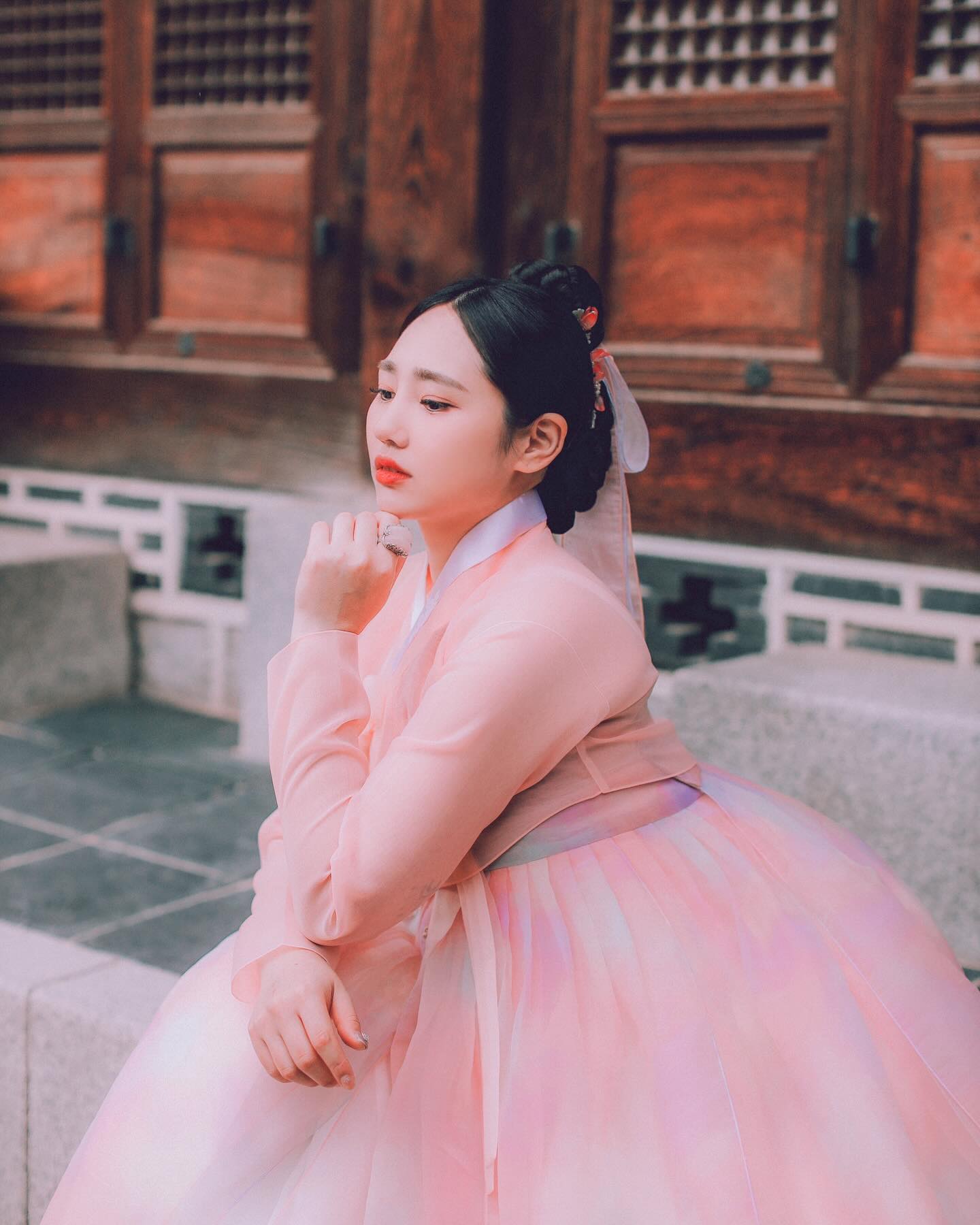 녹금당(綠琴堂) 2023
처음 해본 새앙머리!!
가을 단풍 오기 전 애매한 계절에
비가 오락가락 했던 애매한 날씨의 촬영이었는데
예쁜 한복과 작가님이 다 했던 결과물💖

moahanbok 
jeong_hwan_pic_ 

#경복궁 #녹금당 #핑쿠핑쿠 #한복스냅 #한복
#모아한복 #인생샷 #효니스냅 
#moahanbok #koreangirl #korean #hanbok #韓服
#koreatravel #koreatrip #seoultravel #seoultrip