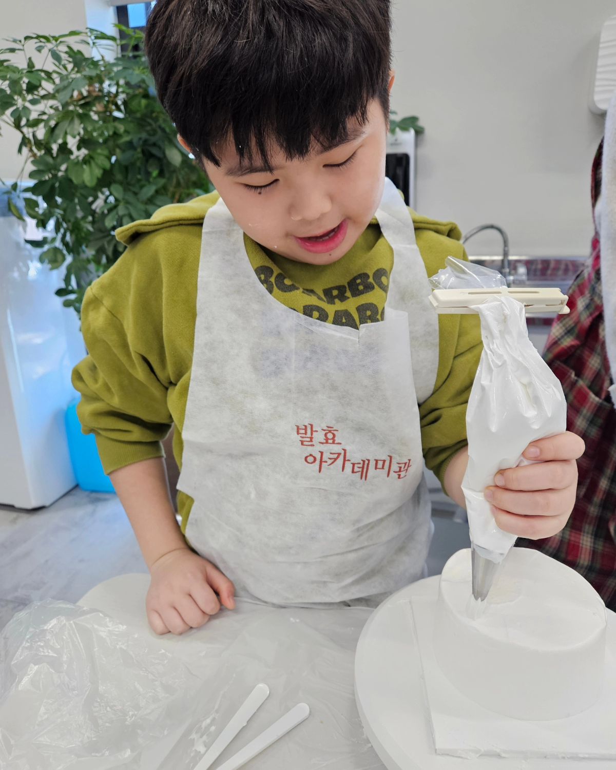 #외고산옹기마을 #발효아카데미 
애미 특강 다 신청성공했다, 독박육아는 이걸로 해결🤭

오늘 첫날은 #크리스마스미니케이크만들기
형아이제 엄마도움 안받고도 꽤 잘한다ㅎㅎ
.
.
.
#키즈쿠킹 #울산아이랑 #키즈체험 #정보나눔 #미리크리스마스