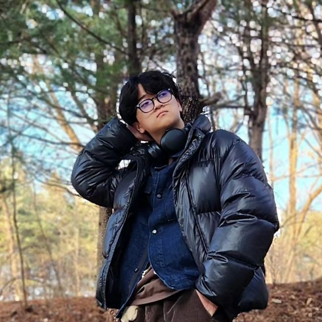  경景 | 스트릿, 캐주얼, 미니멀 on Instagram: "#협찬 아메카지? 해볼께요.

최근 다양한 스타일을 도전해보고 있는 경입니다! 네이비와 브라운 조합에 데이워커 LEO C5로 포인트! 아메카지 무드로 코디를 해봤는데 어떤가요?

클래식한 디자인의 뿔테로 스트릿, 캐주얼, 아메카지까지 안어울리는 무드가 없는 데이워커 LEO C5

[데이워커 LEO C5]
-클래식한 아넬형 뿔테 안경
-아넬형 프레임과 키홀 브릿지로 편안하고 가장 이상적인 핏
.
.
.
Headphone - @sennheiserkr
Eyewear - @daywalker_eyewear
Outer - @giordanokr
Outer - @ng_apparel
Top - @ovuz_look
Bottom - @xtonz_official
Shoes - @palladium

#데이워커 #데이워커선글라스 #선글라스 #안경 #블루라이트차단안경 #스트릿패션 #데일리룩 #오오티디 #무신사 #W컨셉 #EQL #힙혜오피셜 #스트릿 #캐트릿 #스트릿캐주얼 #아메카지 #아메카지룩 #안경추천 
@daywalker_eyewear @daywalkercrew"